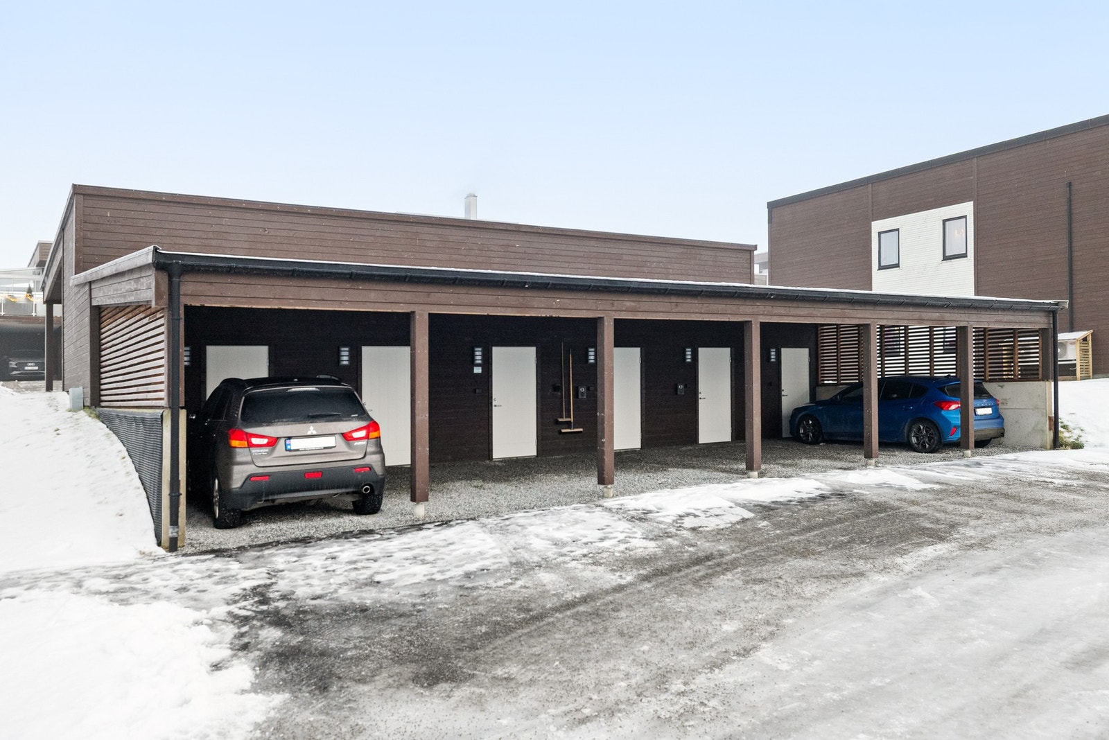 Med leiligheten følger egen carport på ca. 17 m² og tilhørende isolert bod på 5 m². (Lader for elbil) Galleribilde