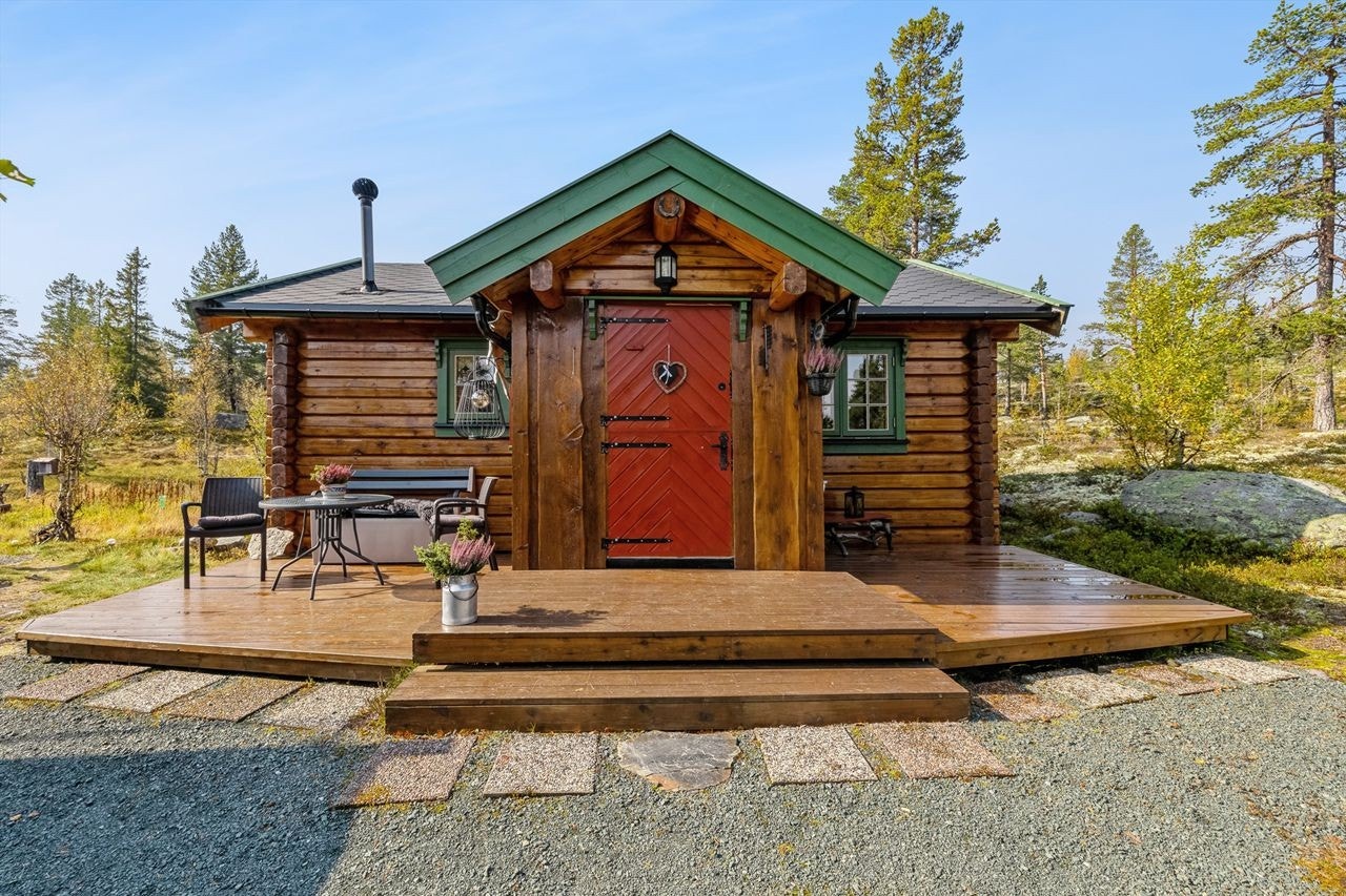Anneks oppført i laftet tømmer. Stor og solrik terrasse Galleribilde