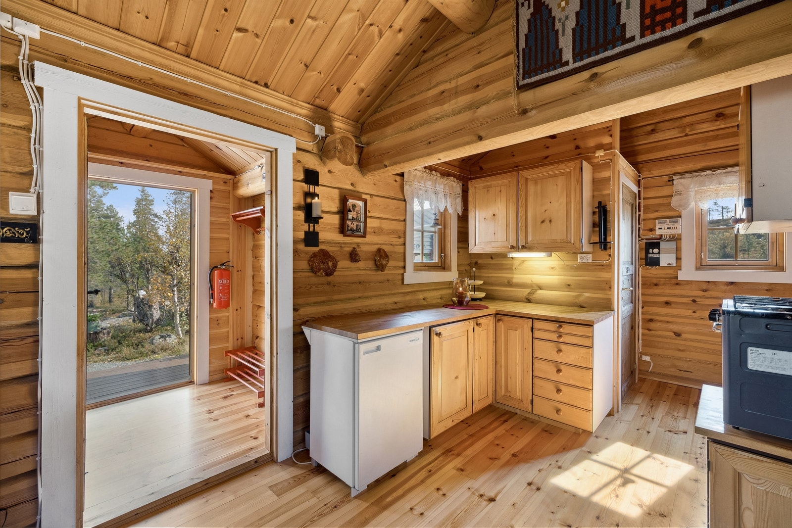 Velkommen inn! Annekset har åpen løsning mellom kjøkken og stue Galleribilde