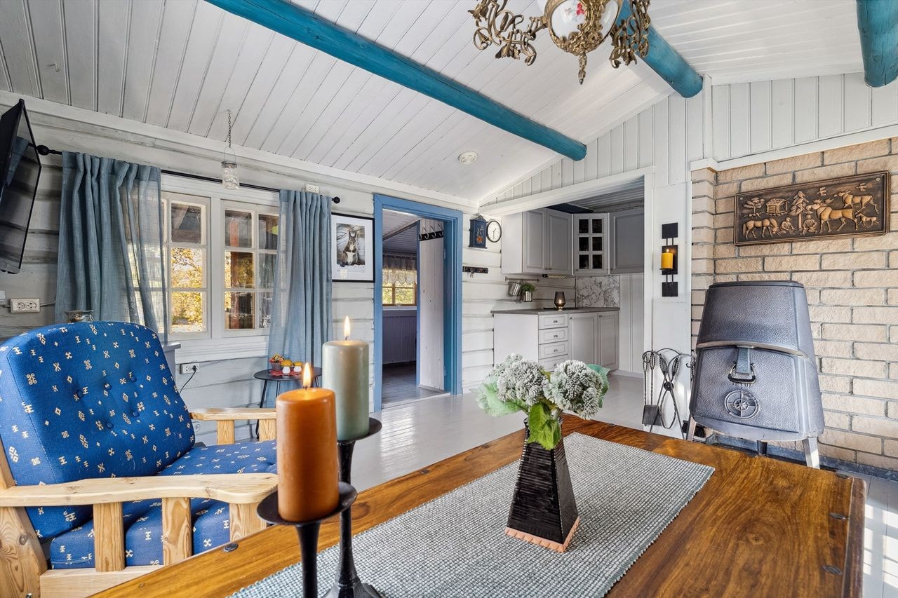 Stuen med kjøkkenkroken i bakkant Galleribilde