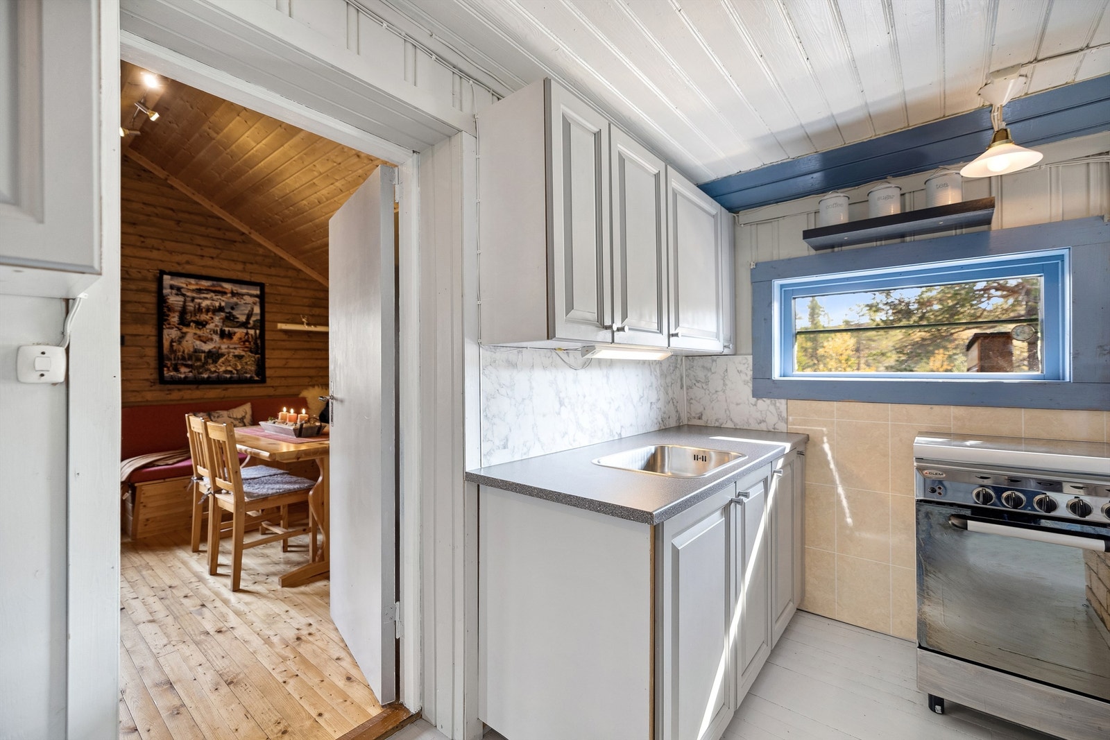 Enkelt hyttekjøkken med gasskomfyr. Gråvannet fra kjøkkenkum går rett til terreng Galleribilde