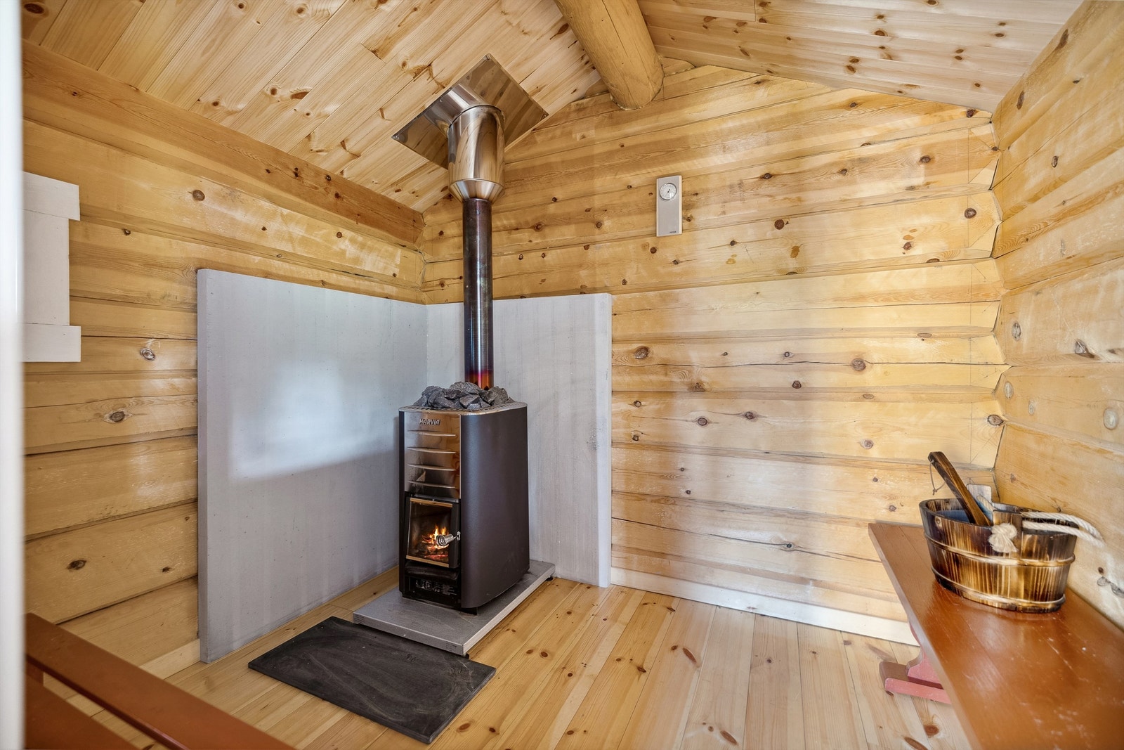 Badstue med vedfyrt badstueovn. Eget rom med enkel dusjløsning Galleribilde
