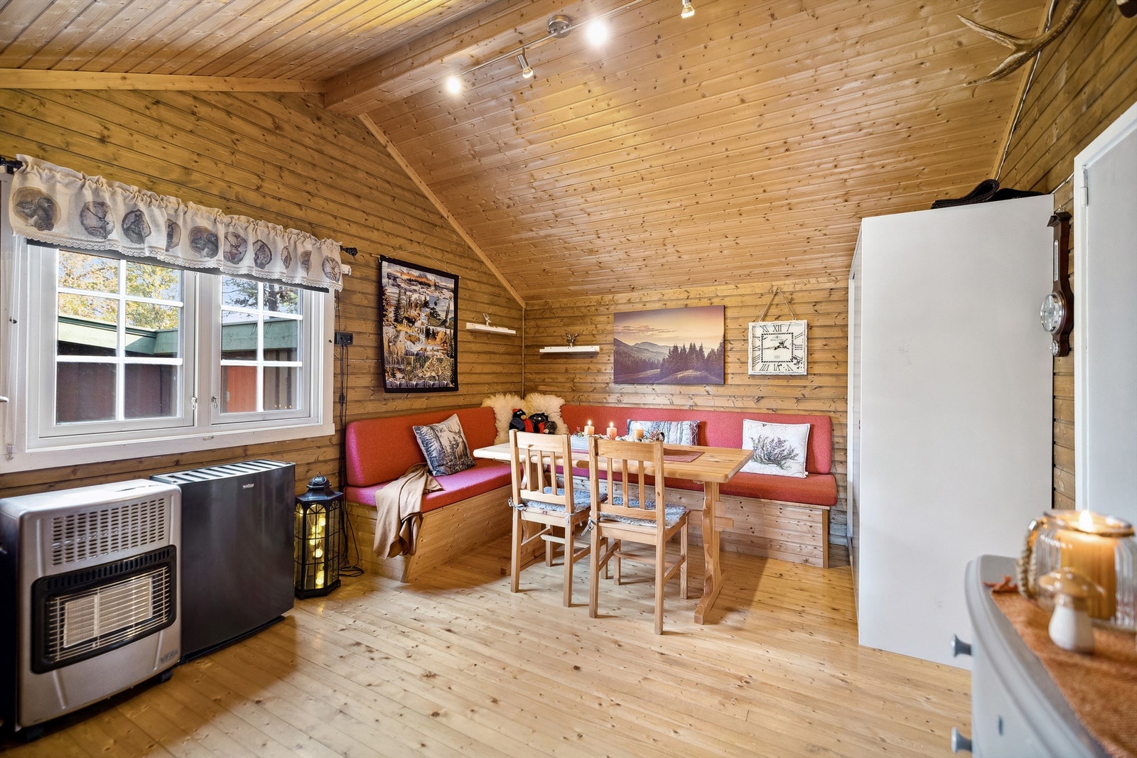 I hovedhyttas spisestue er det god plass til stort spisebord og her kan familie og venner samles til hyggelige måltider Galleribilde