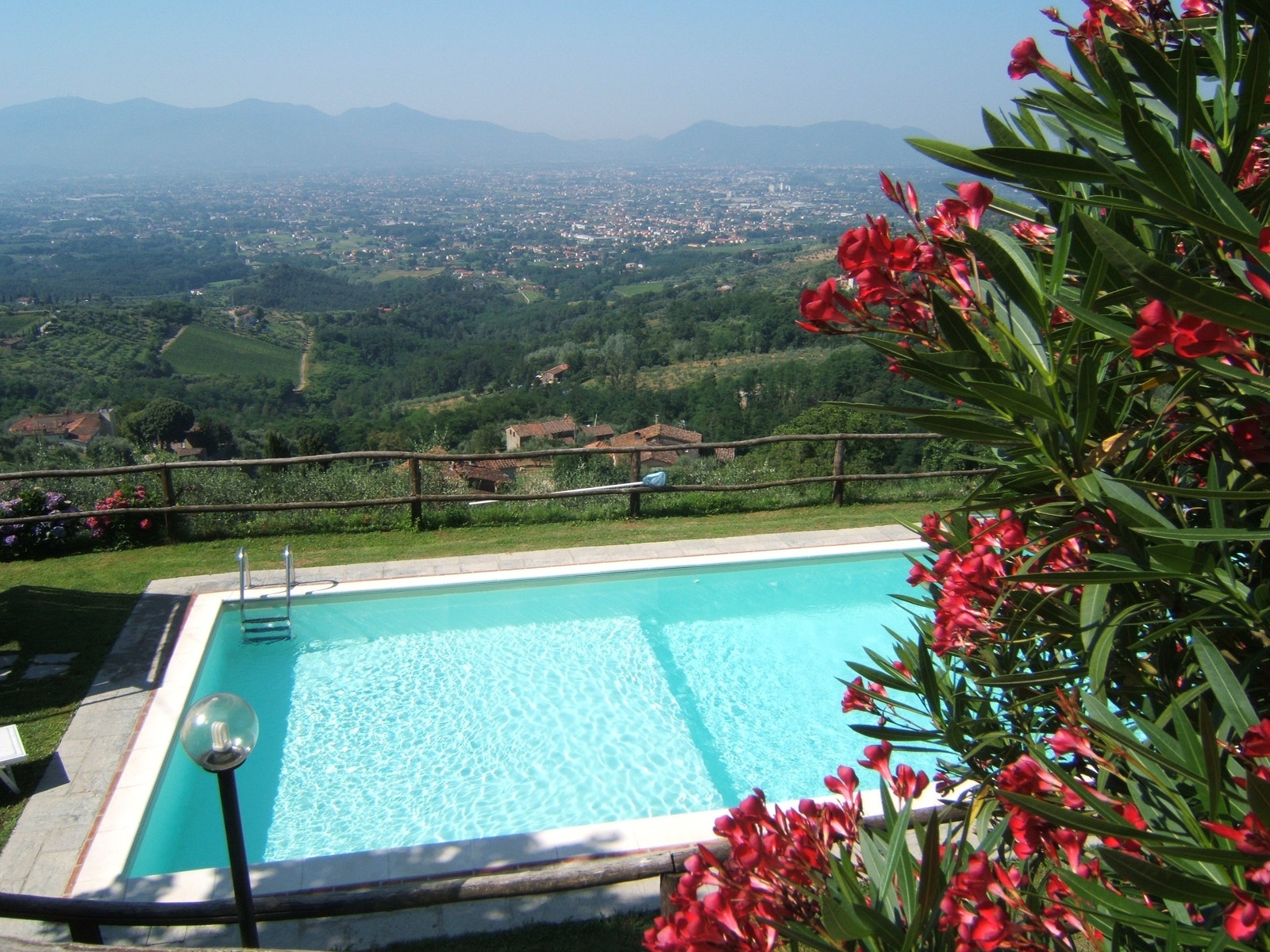 Den utsikten fra basseng. Galleribilde