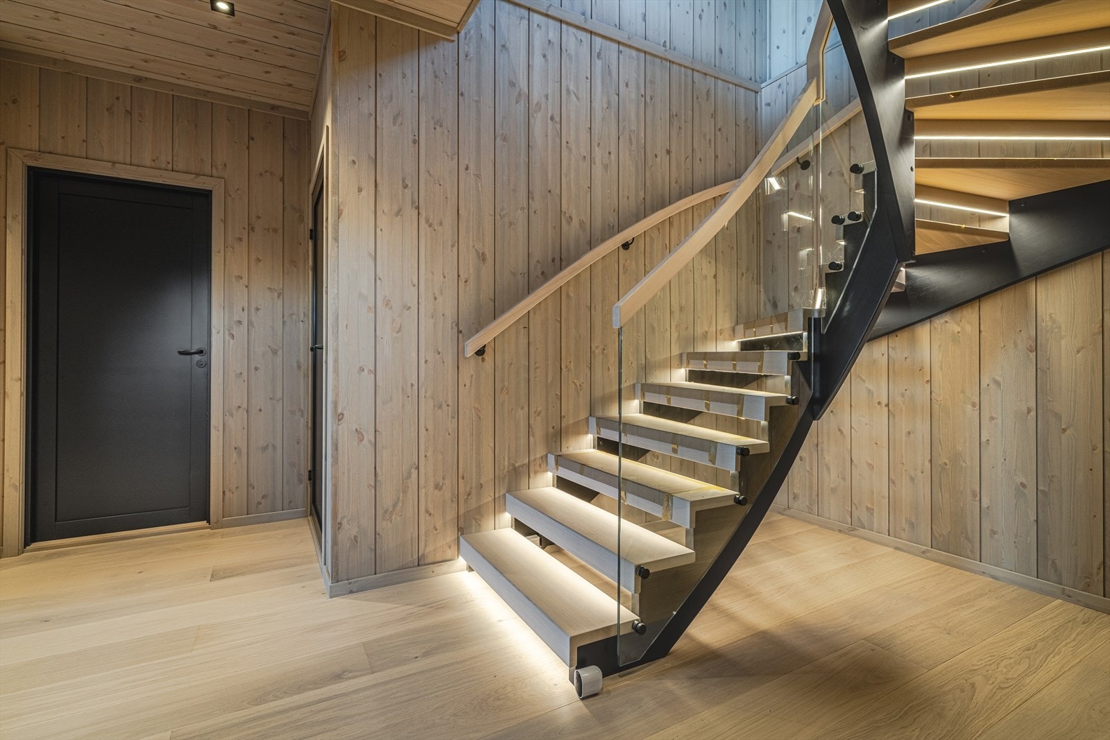 Foto viser trapp med tilvalgt belysning. Last ned salgsoppgave med vedlegg for full oversikt over standard leveranse. Galleribilde