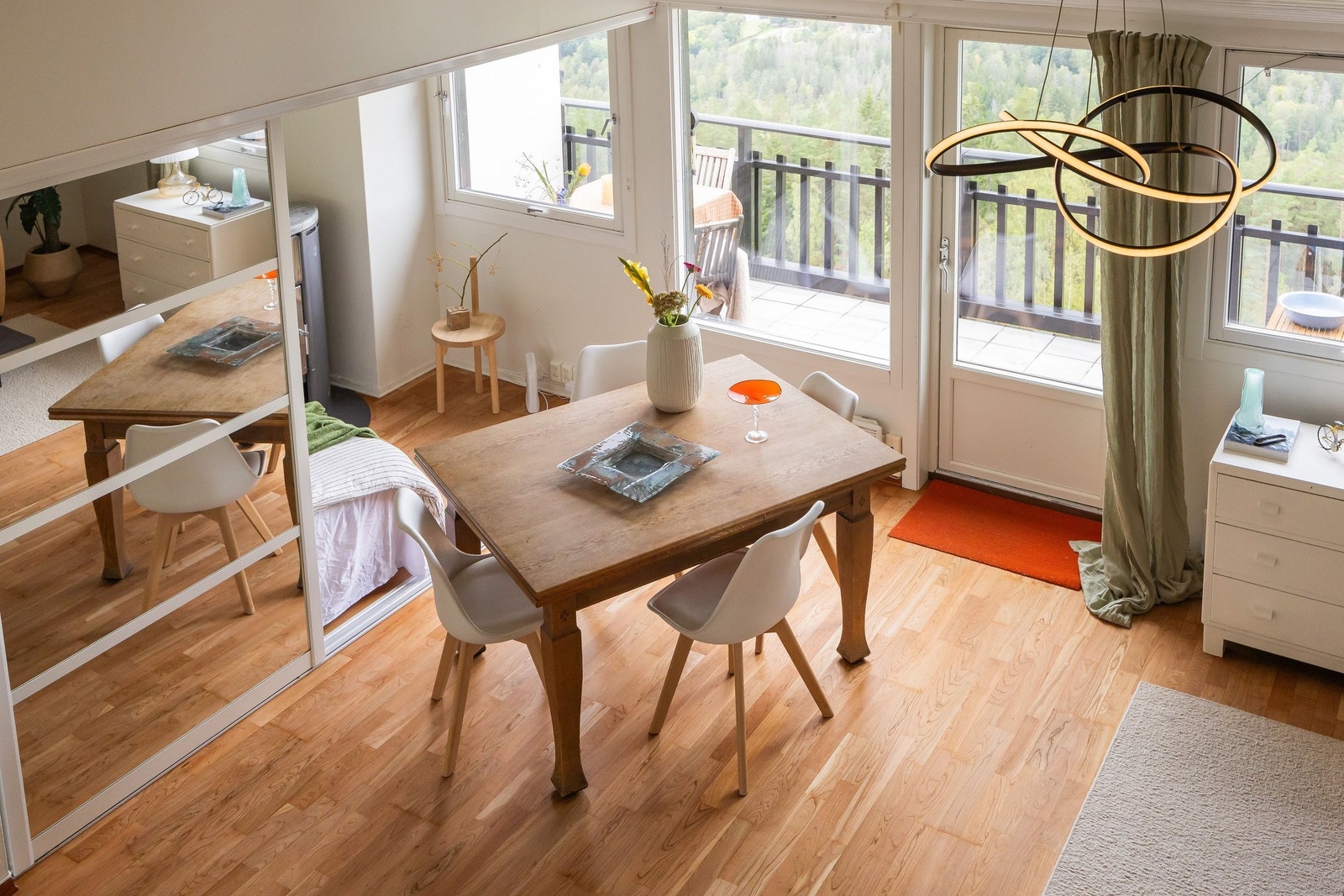 utsikt fra hems ned i stuen.
Soverom 2 nede til venstre bak speilskyvedørene - se neste bilde Galleribilde