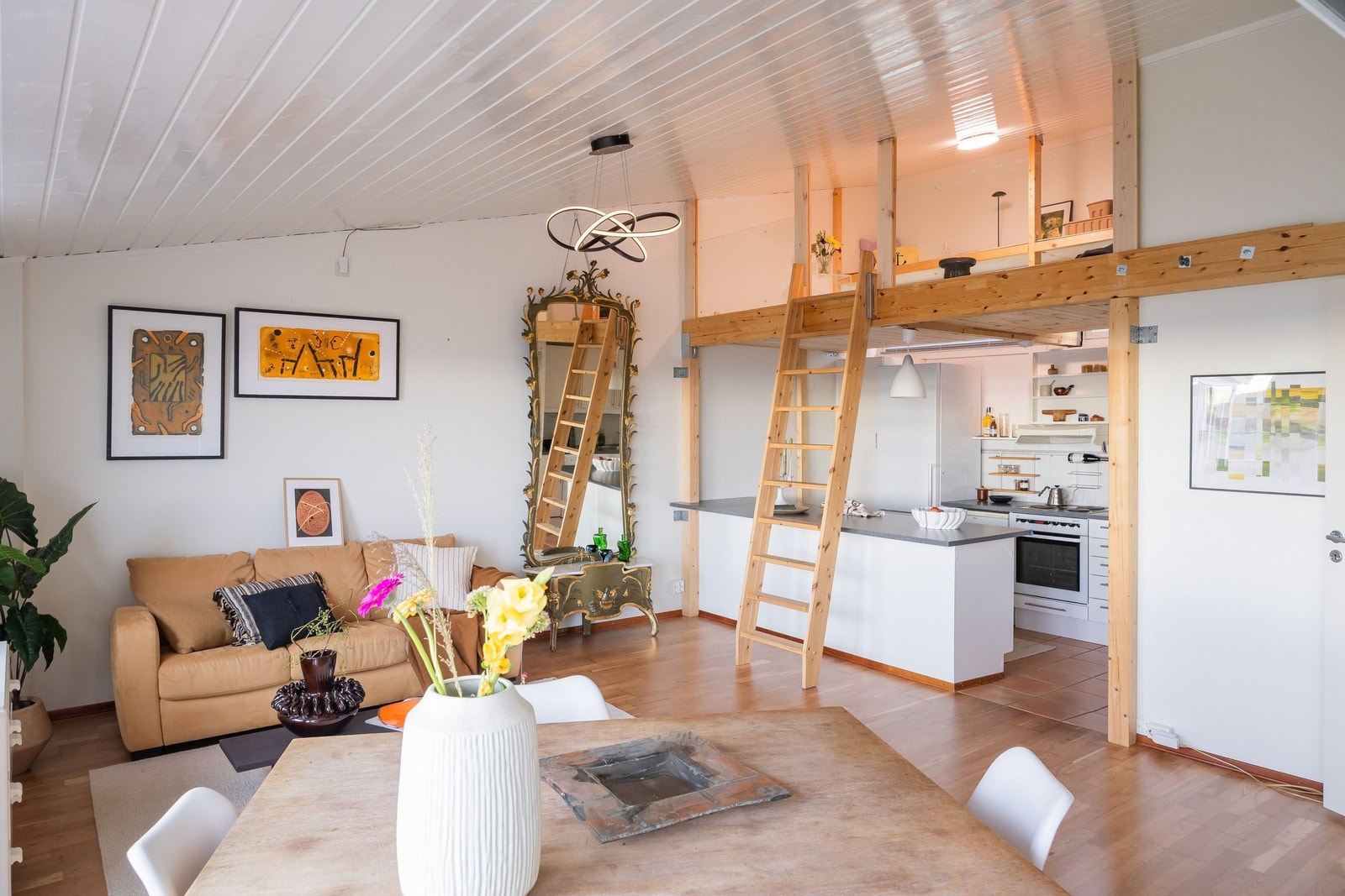 Stuen, kjøkken, og hemsen, sett fra sør vestre hjørne i stuen. bildet er tatt mot nord øst Galleribilde