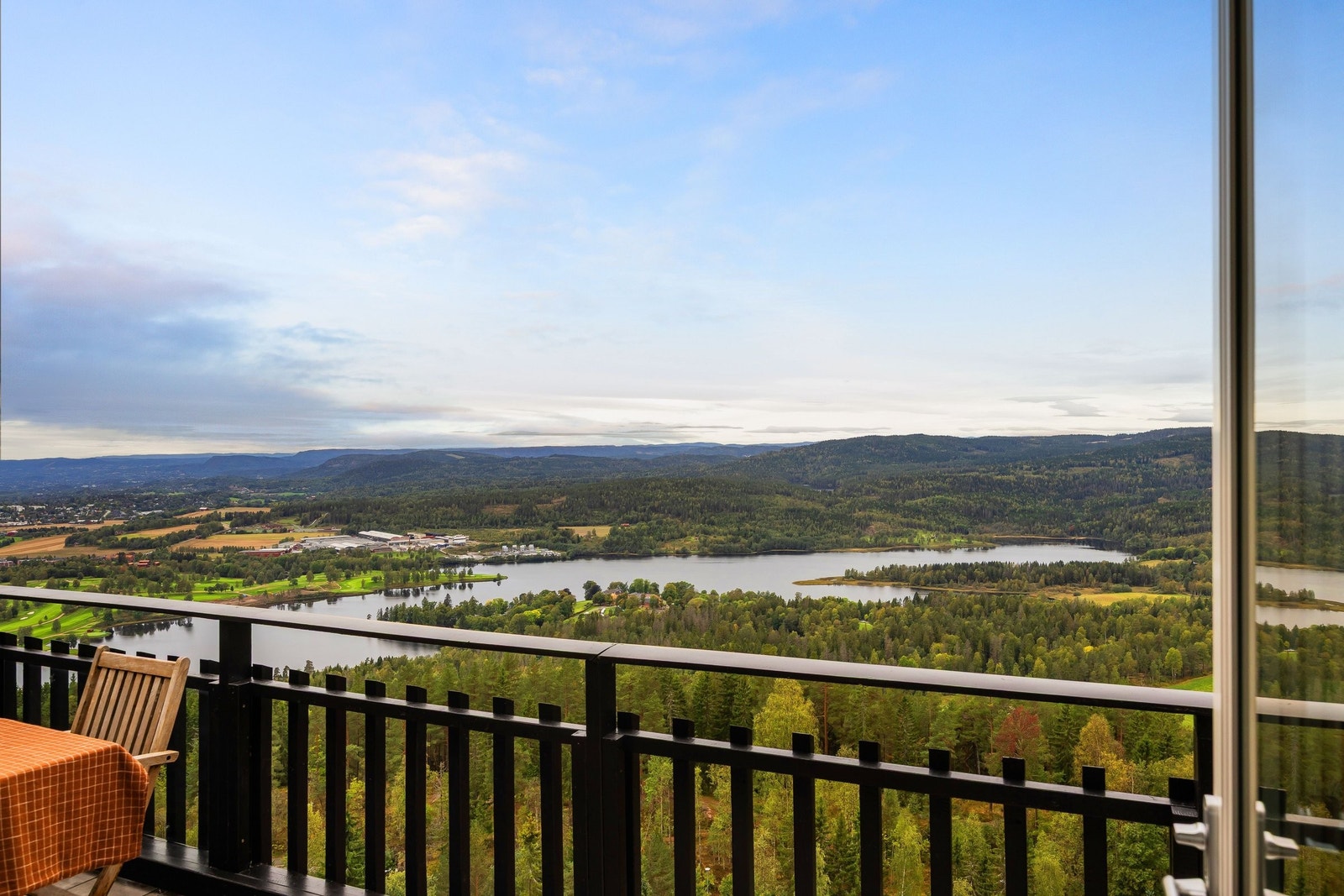solrik, lys og luftig balkong med nydelig utsikt, her er det 14 etasjer ned til bakken på 1. etg.
Bildet er tatt fra innglasset vinterhage mot sør vest.
Bogstadvannet kan nytes i sin helhet, er foregår det aktivteter hele året:roing, skiløping og bading. Galleribilde