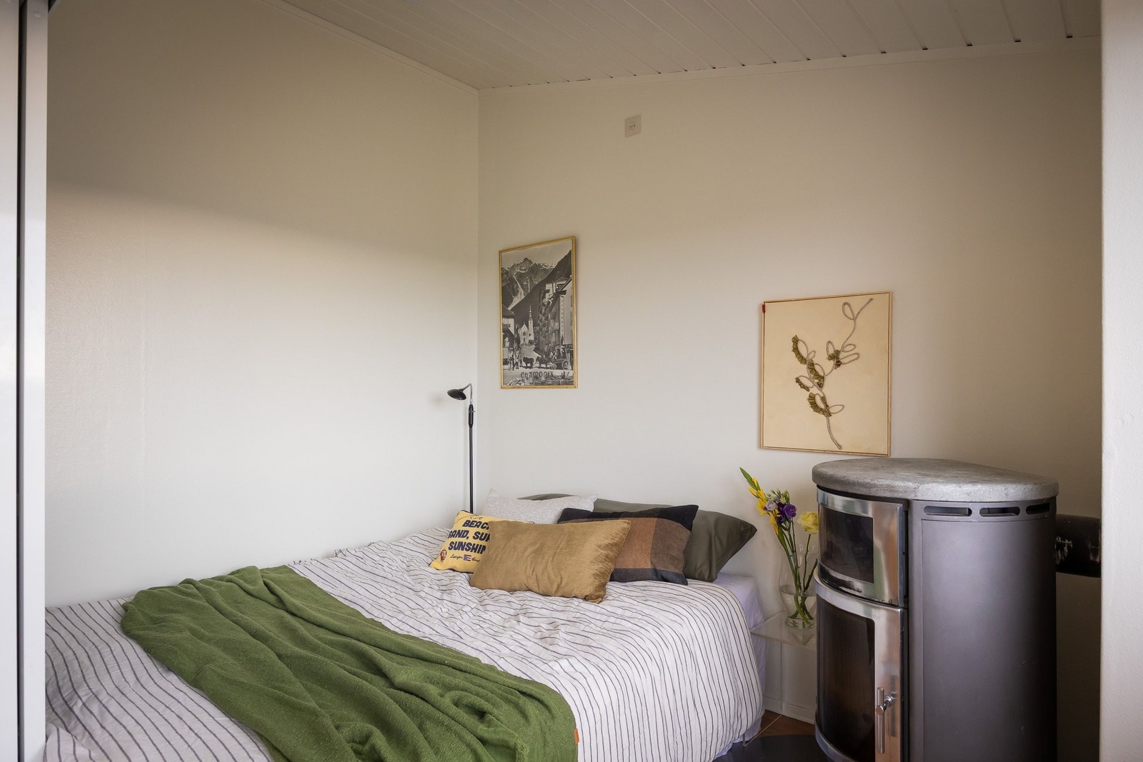 soverom 2, bildet er tatt fra hjørnet av spisebordet i stuen.
Kleberstensovn som er god og varm på, og den kan reguleres ganske bra. bildet tatt mor sør øst Galleribilde