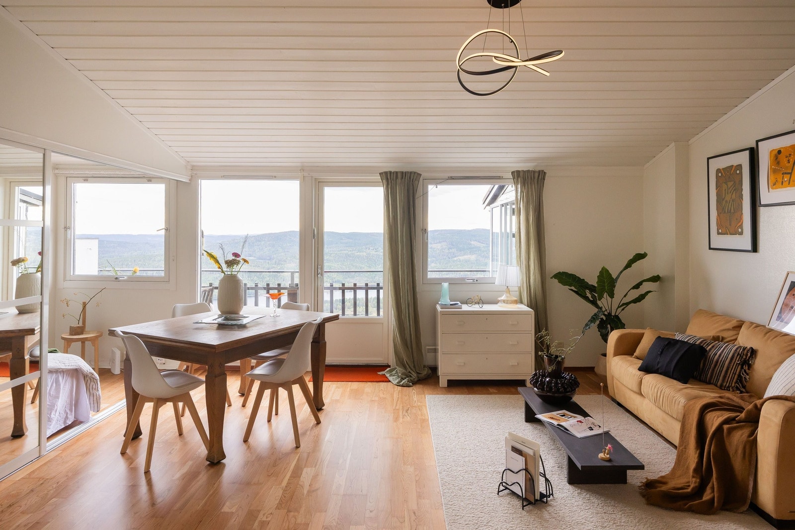 solrik, lys og luftig stue med stor takhøye og hems.
Bildet er tatt fra kjøkkenet mot vest.
Den fantastiske utsikten preger hele leiligheten. Galleribilde