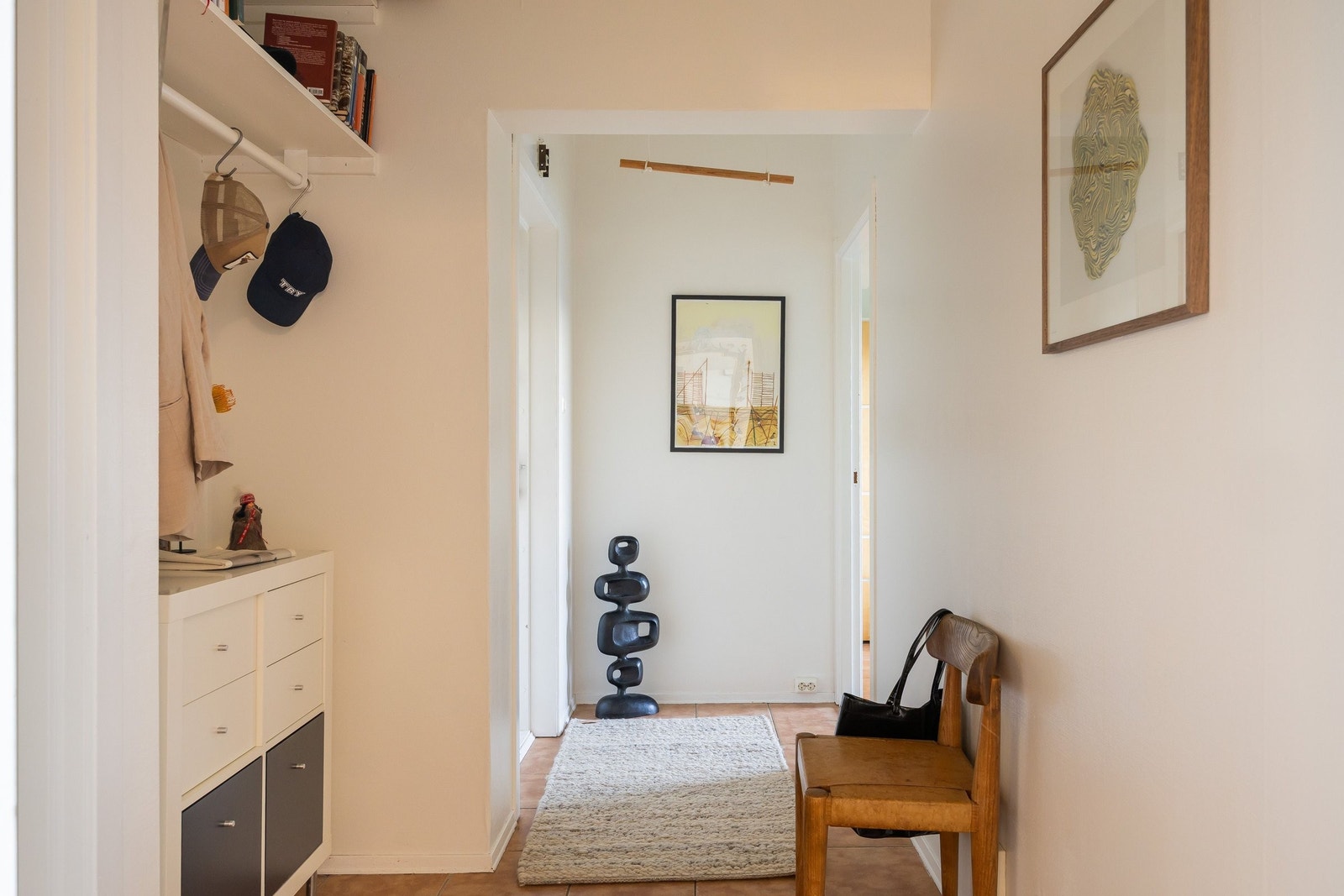 gangen sett fra stuen, mot sør
Inngangen er innerst til venstre, soverom 1 er innerst til høyre, og badet er rett inn til venstre Galleribilde