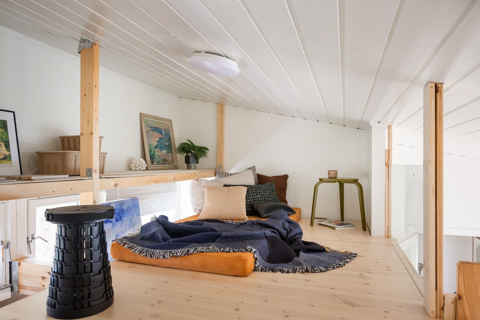 oppe på hemsen, mot sør
På benken langs veggen til venstre kan man sitte og slappe av også, den tåler å sittes på. Galleribilde