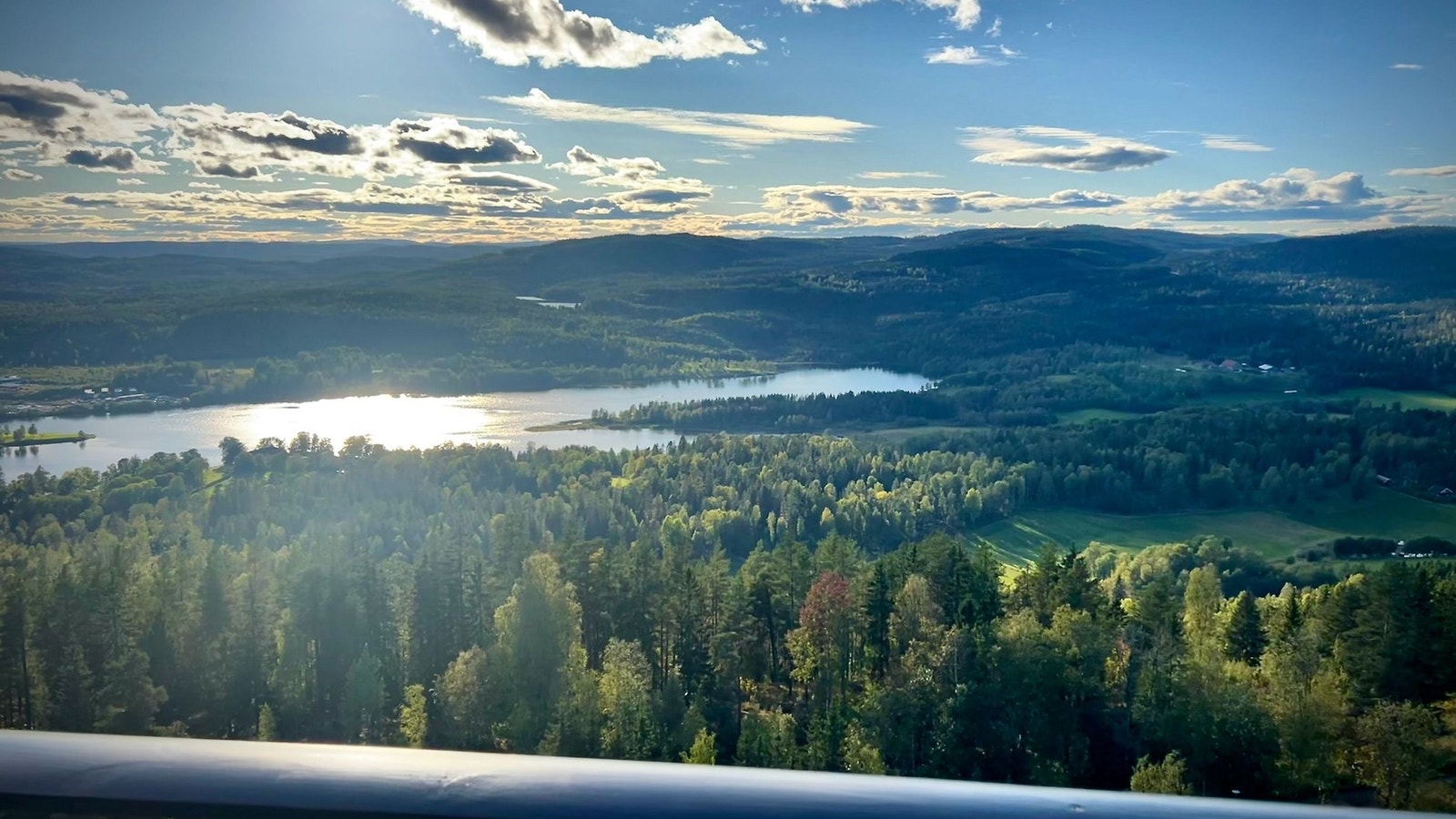 hvem trenger skjerm når man ser dette ut av soverommet og stuevinduet hver dag? Galleribilde
