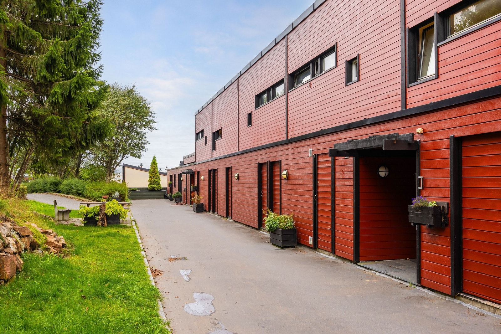 Inngangspartiet på bakkeplan på baksiden, boddører ses på siden bortover. Mot sør. Galleribilde