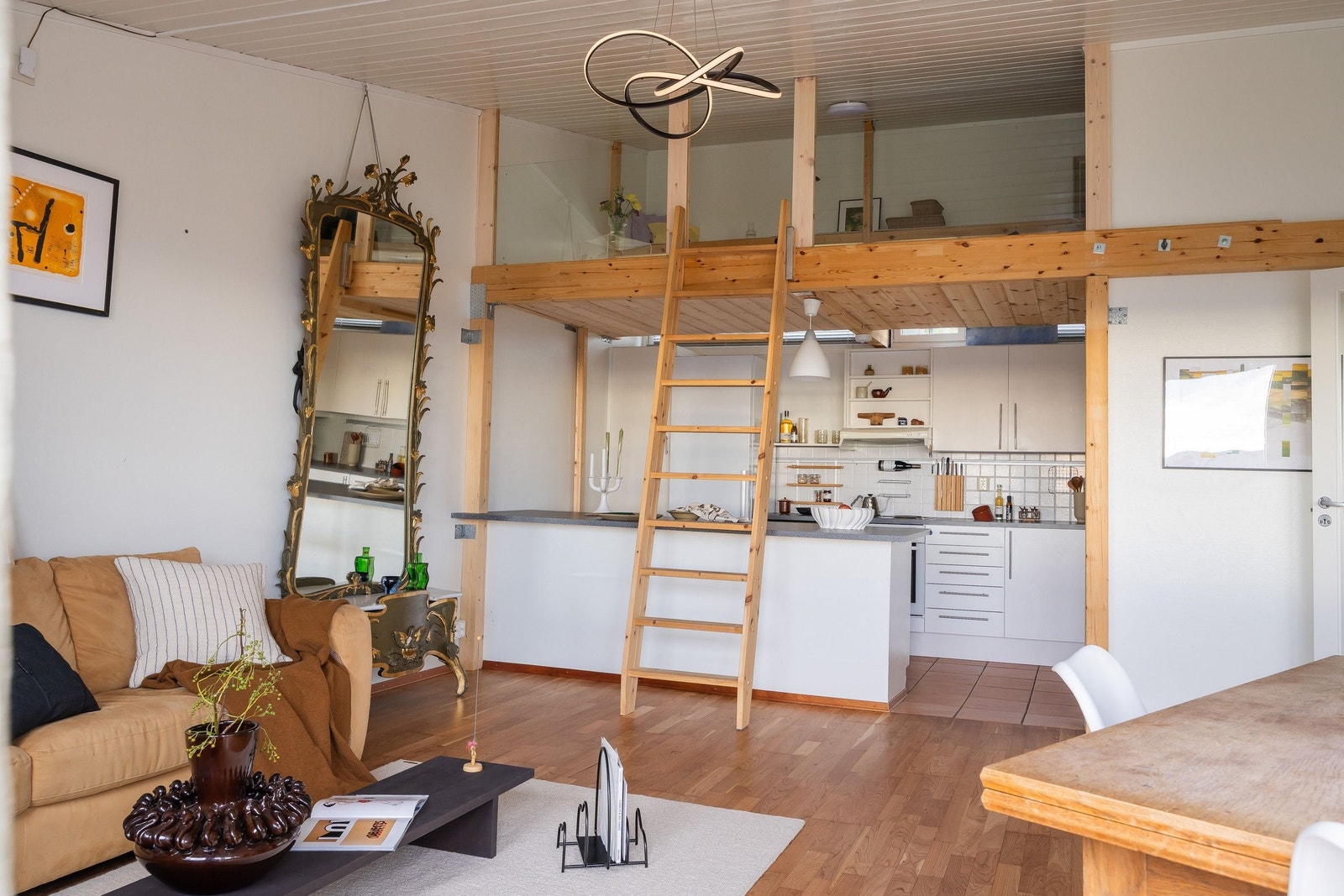 Stuen, kjøkken, og hemsen, sett fra balkongen inn i stuen. bildet er tatt mot nord øst Galleribilde