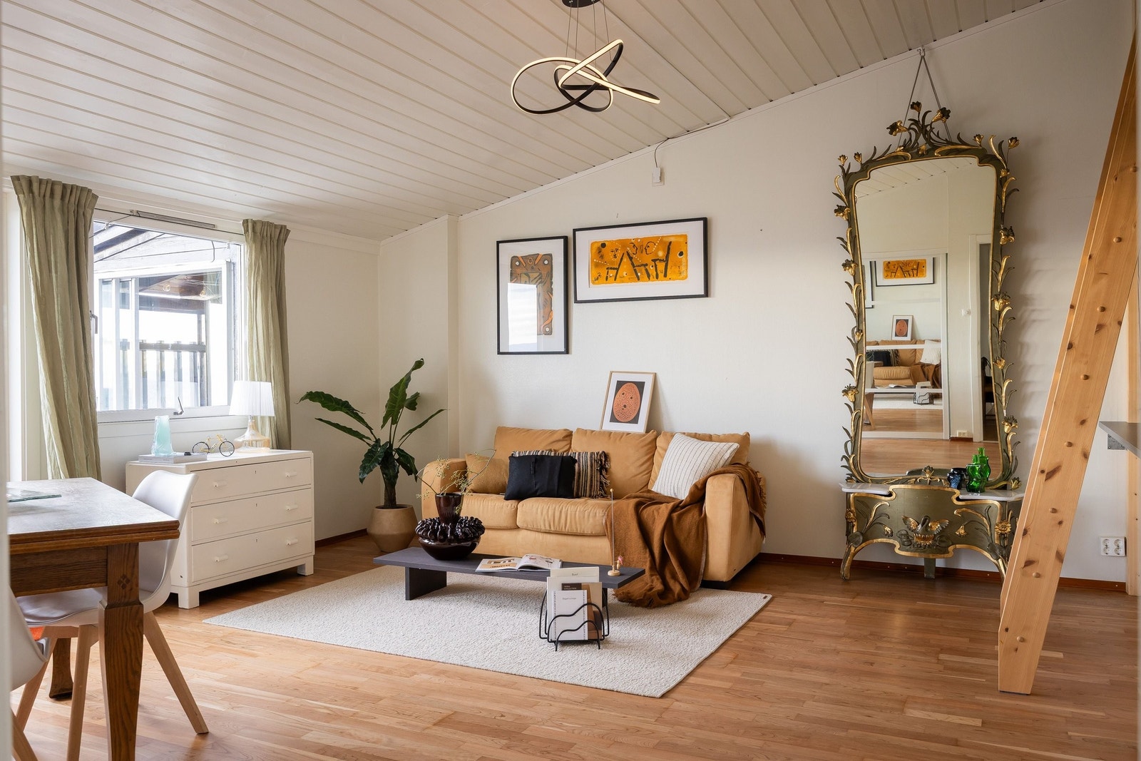 solrik, lys og luftig stue med stor takhøye og hems.
Bildet er tatt fra gangen og mot nord-nord vest Galleribilde