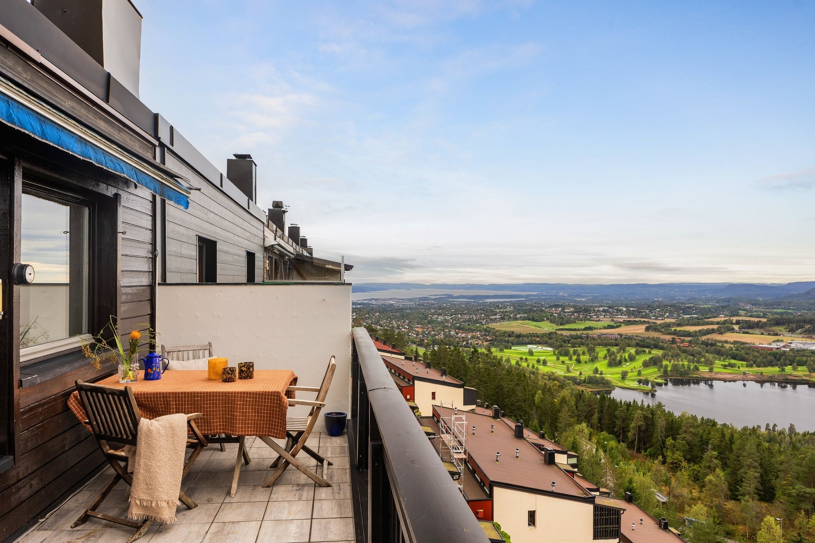 Utsikten herfra er nydelig, her er ingen gjenboere, ingen trær eller annet som hindrer utsyn.
Dette bildet er tatt mot sør. Bogstadvannet til høyre, Oslofjorden og Drøbak i det fjerne til sør midt i bildet. Galleribilde