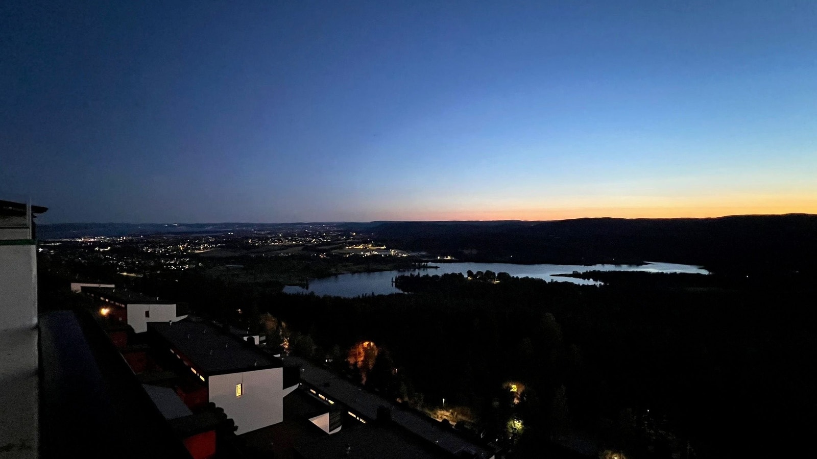 hvem trenger skjerm nå man har dette ut av soverommet og stuevinduet hver dag? Galleribilde