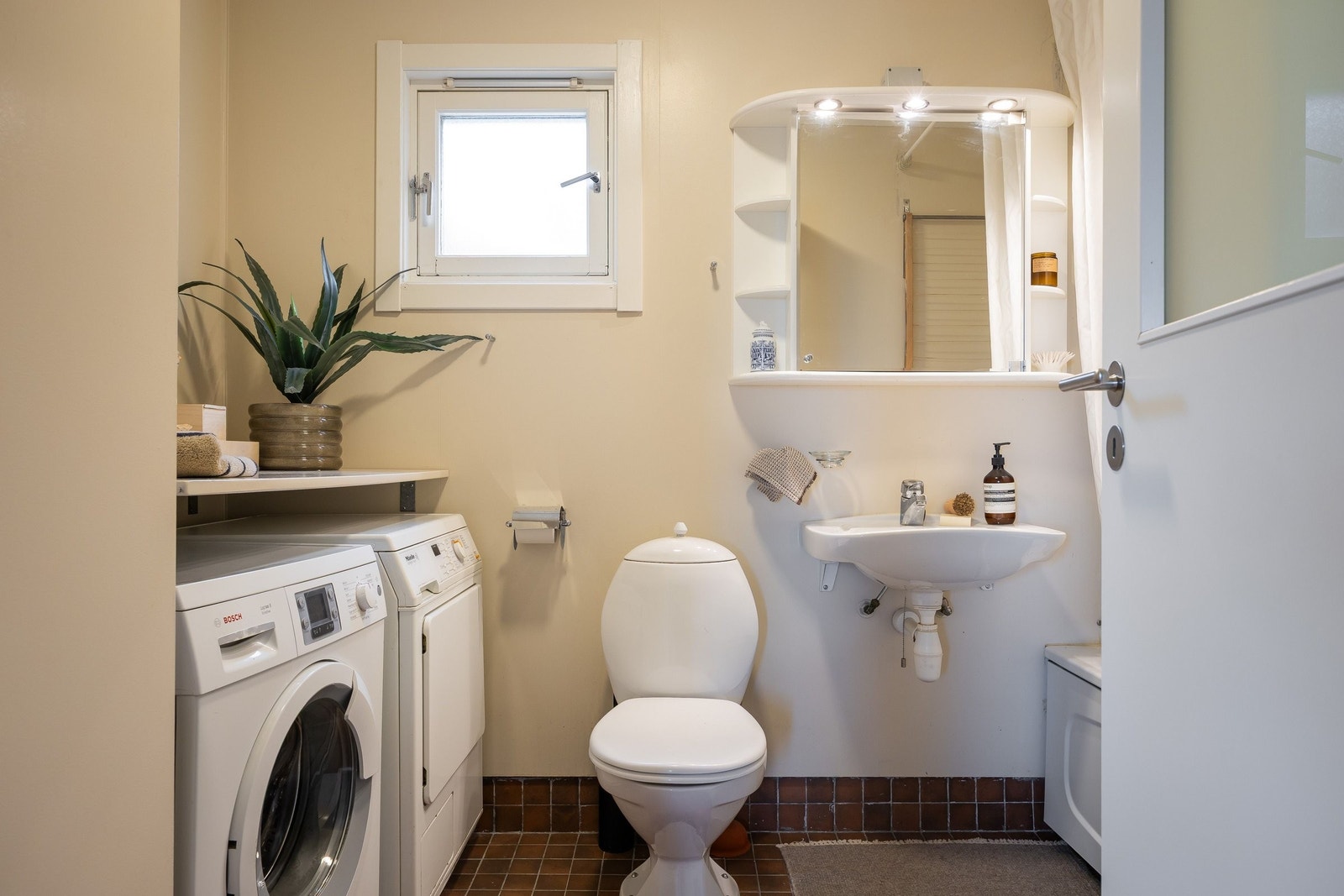 badet sett fra gangen, mot øst Galleribilde