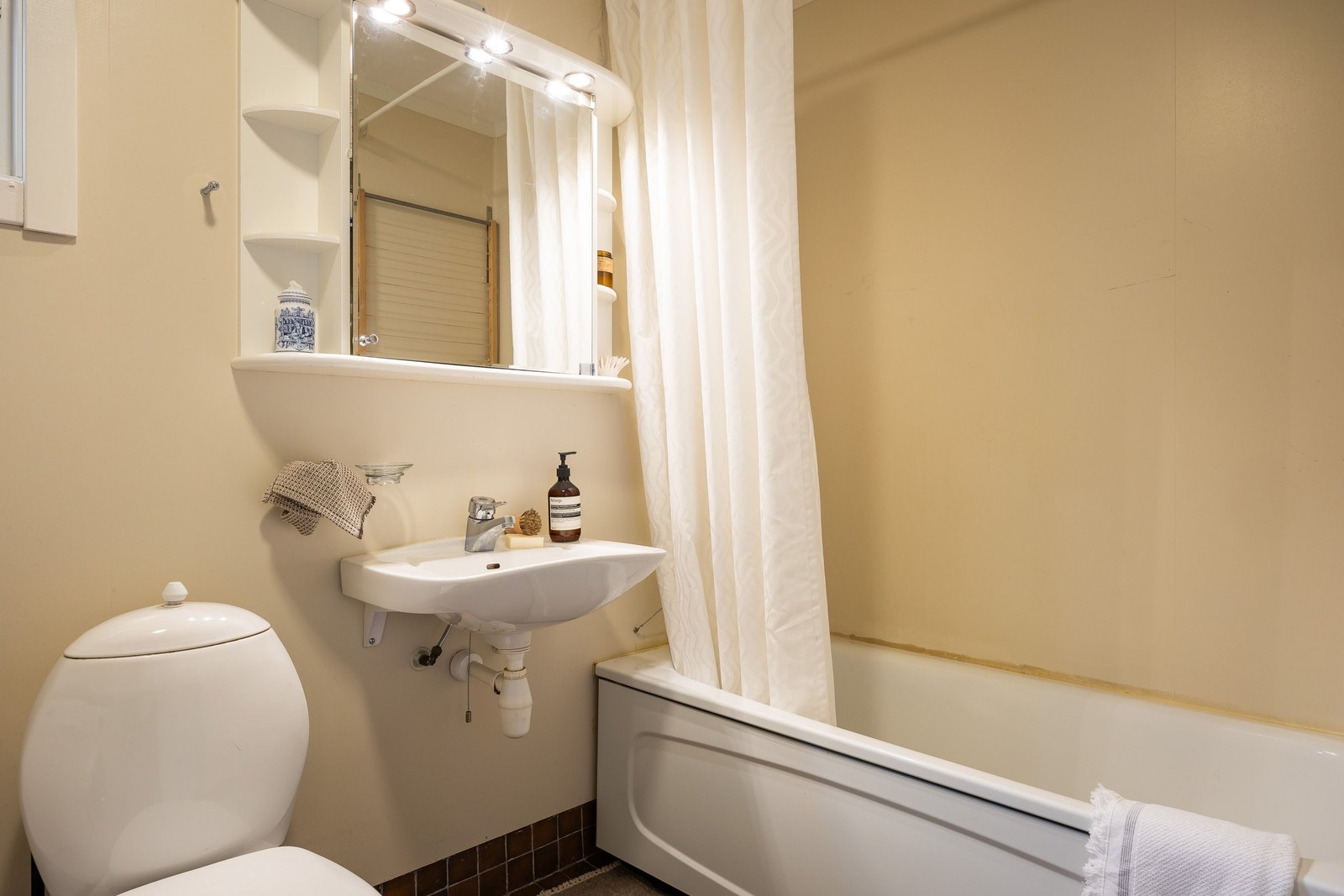 badet sett fra inngangen til badet, mot sør øst Galleribilde