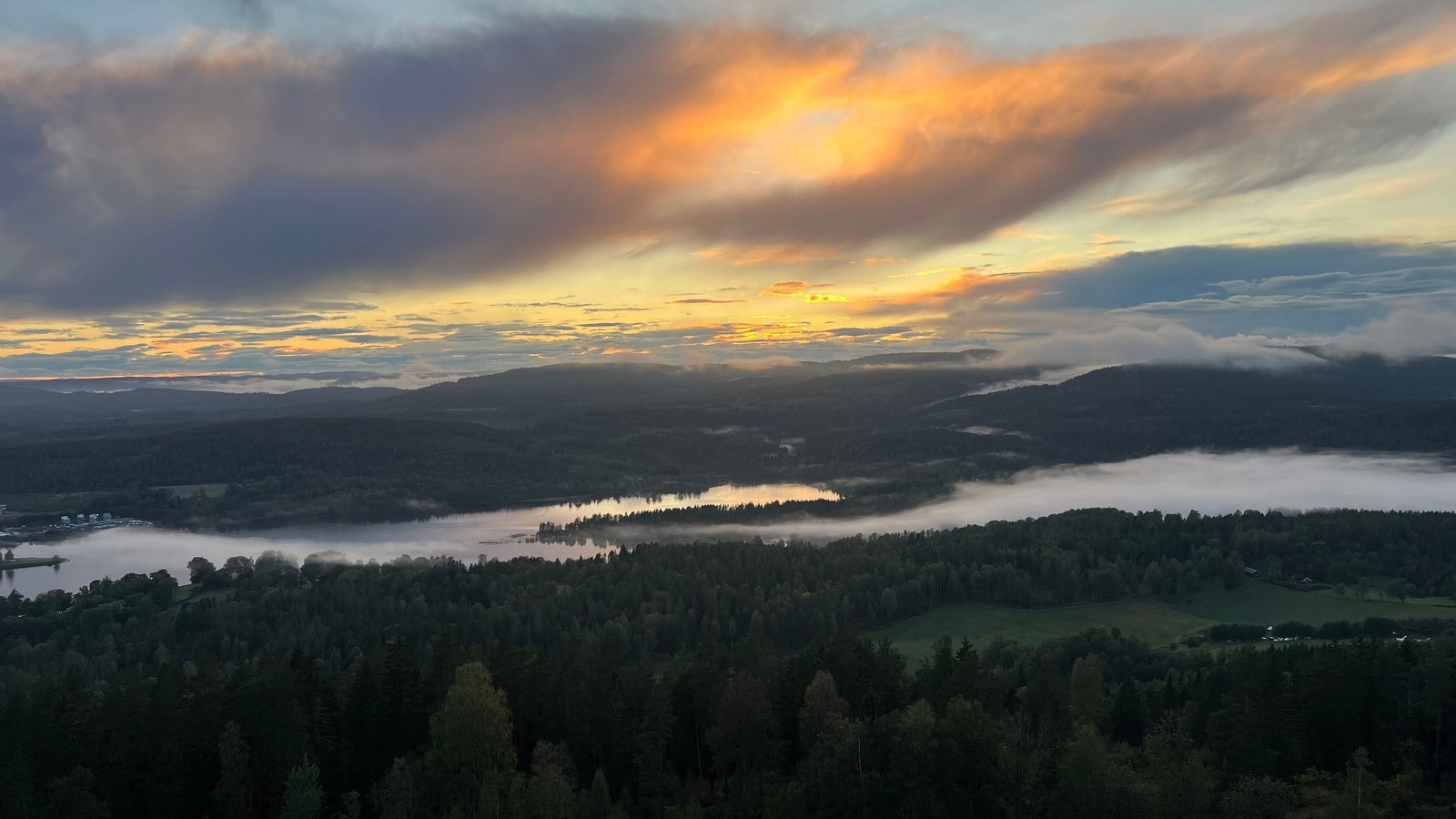 hvem trenger skjerm nå man ser dette ut av soverommet og stuevinduet hver dag? Galleribilde