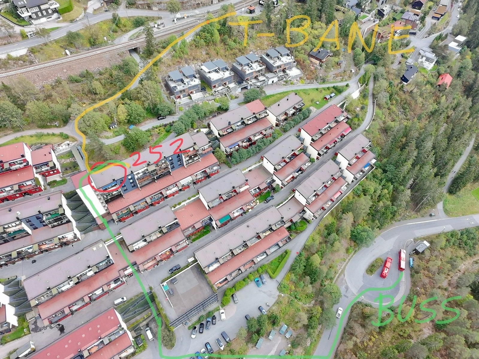 her er flyfoto fra toppen, der Skogen T-banestasjon er innmerket med gult øverst til høyre, leiligheten er merket med rød ring, den med blå markise.
Bussen er merket med grønt nede til høyre. Ikke langt å gå til noen av de. Galleribilde