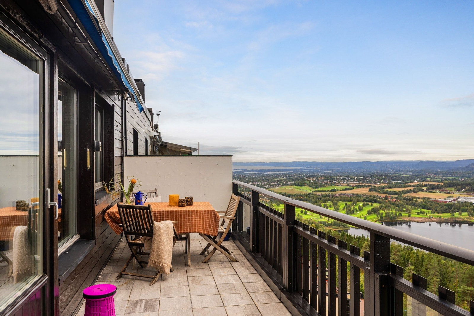 solrik, lys og luftig balkong med eventyrlig utsikt - her er det 14 etasjer ned til 1. etg.
Bildet er tatt fra innglasset vinterhage mot sør. Galleribilde