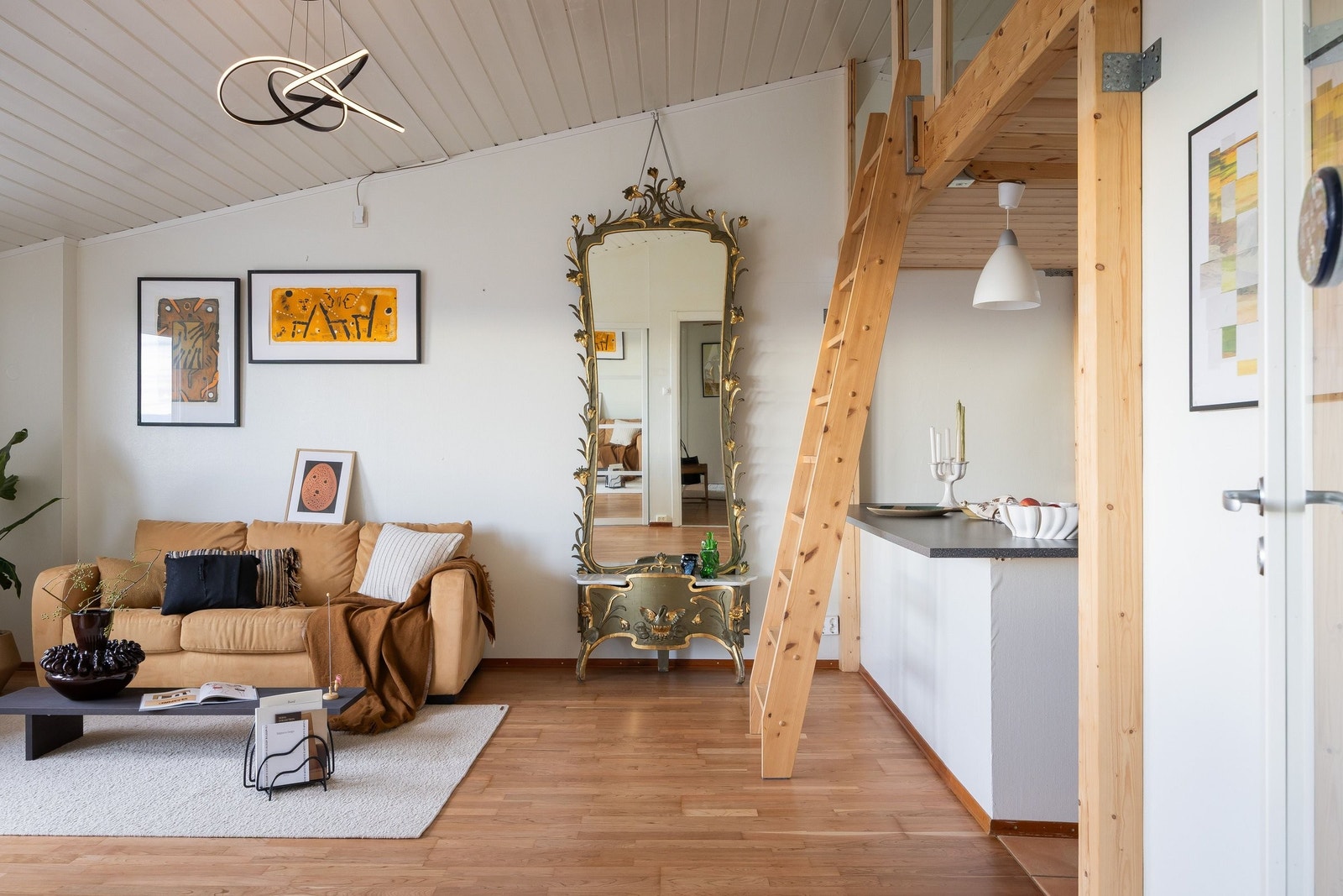 solrik, lys og luftig stue med stor takhøye og hems.
Bildet er tatt fra gangen og mot nord. Galleribilde