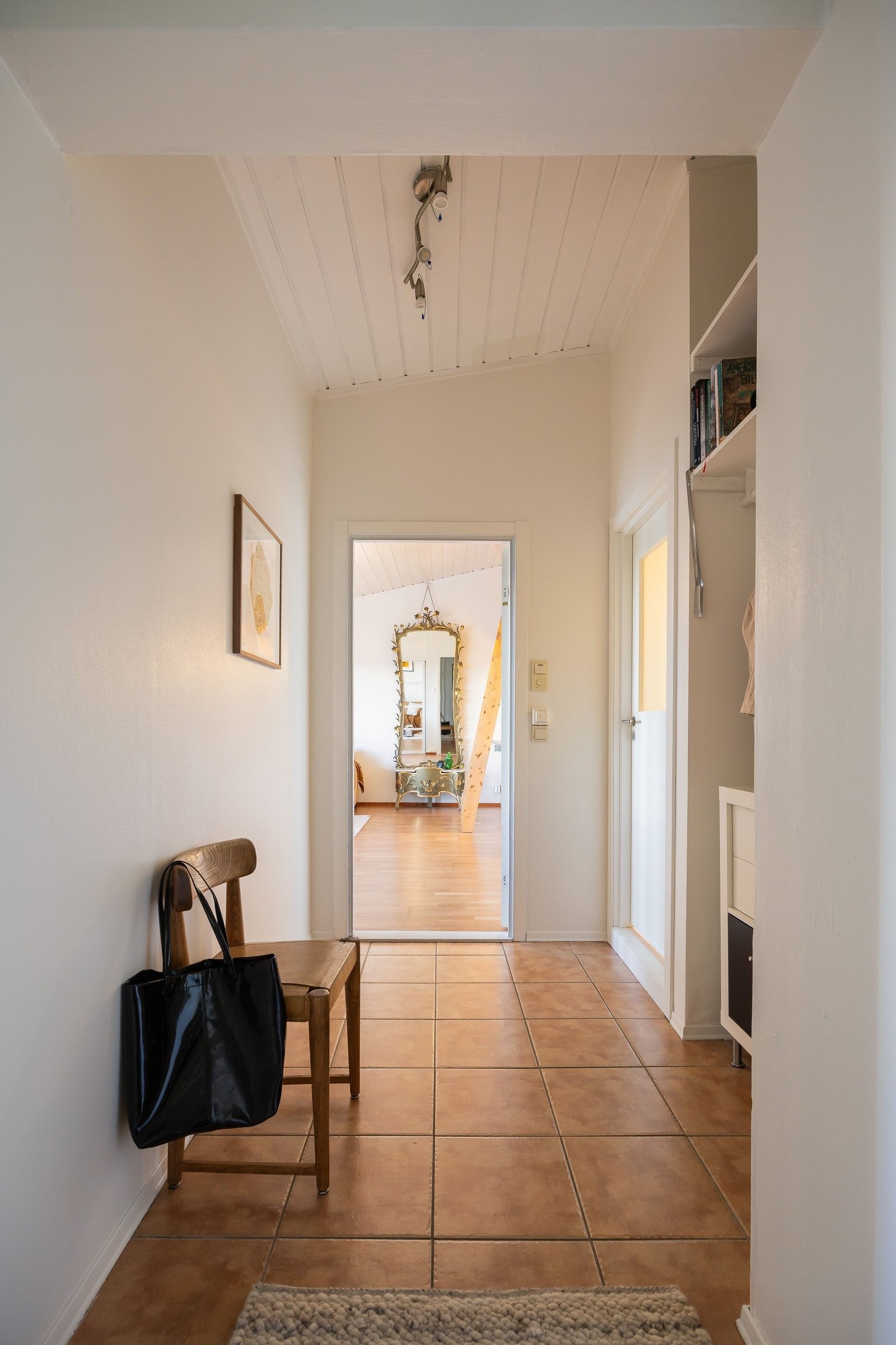 gangen sett fra inngangen, mot nord
badet er frem og til høyre her, stuen rett frem Galleribilde