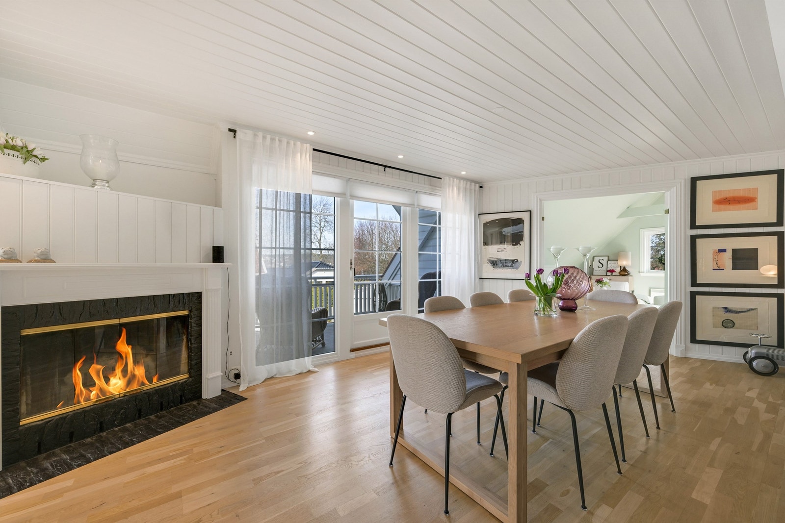 I spisestuen har du en lekker peis, samt adkomst ut til en deilig balkong. Galleribilde