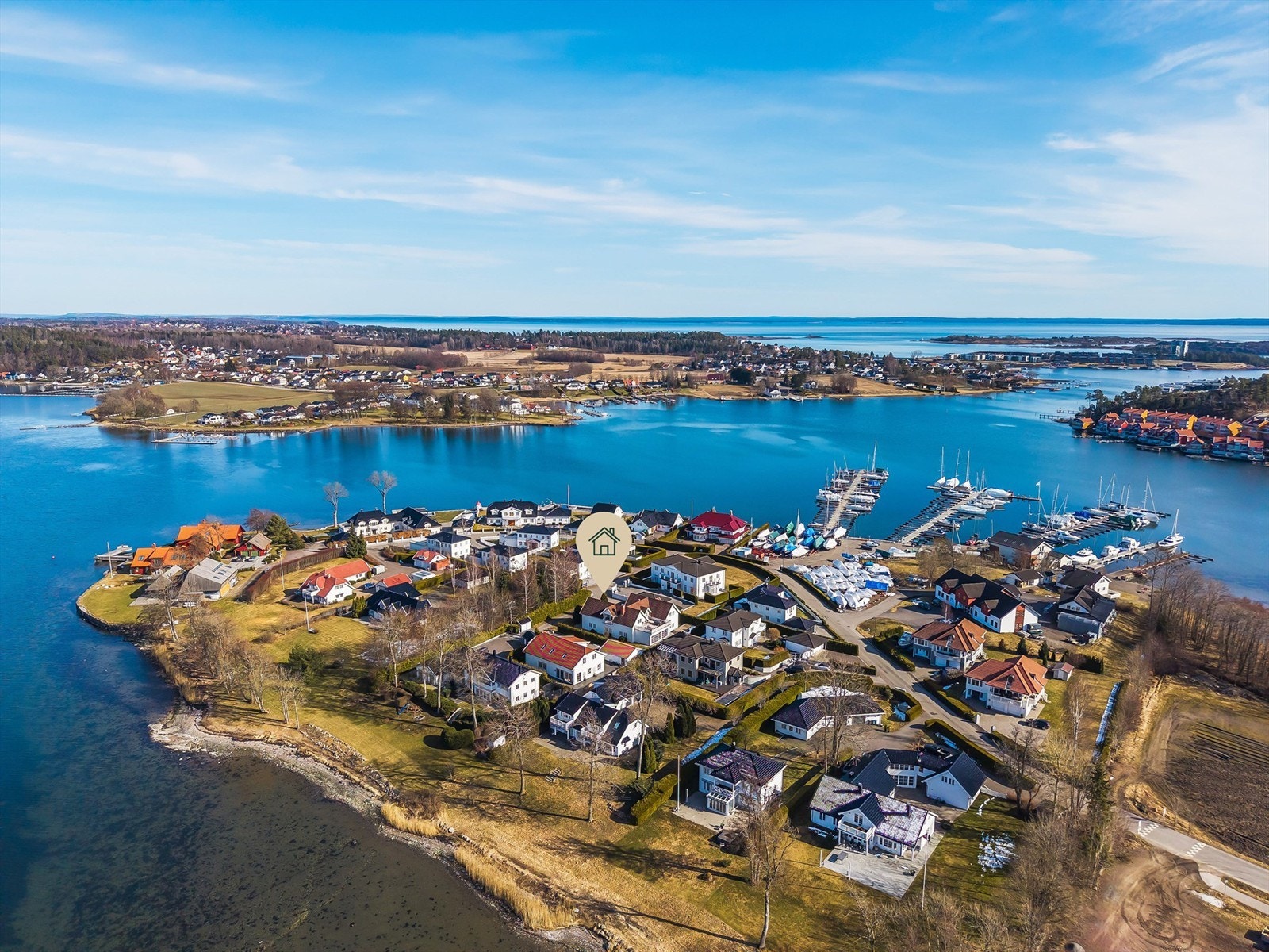 Velkommen til Kalvetangveien 86A ! Eiendommen ligger i et etablert, attraktivt og familievennlig bolig/næringsområde på Kalvetangen, ca. 6 km fra Tønsberg sentrum. Galleribilde