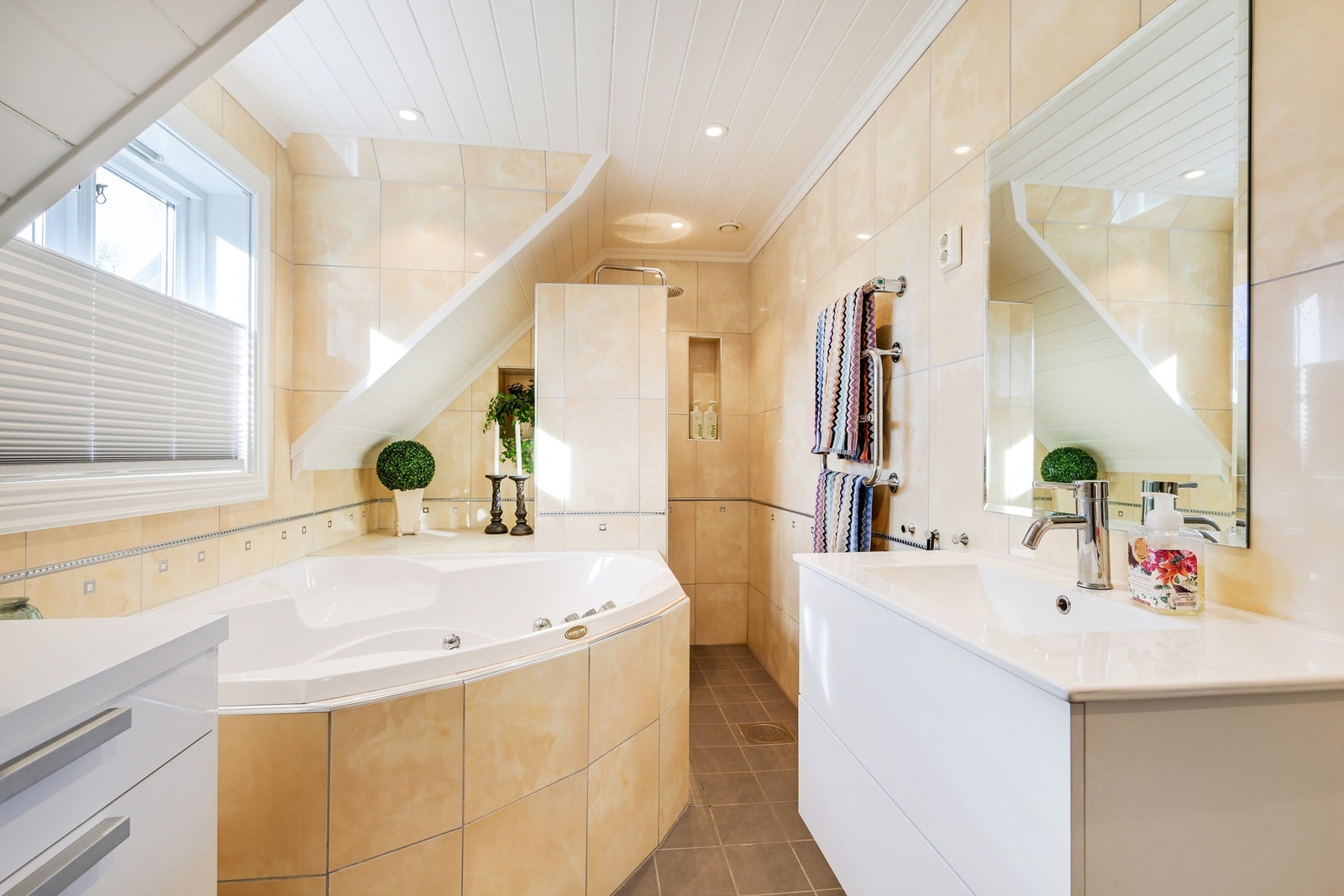 Lyst og delikat bad med flislagte gulv og vegger. Galleribilde