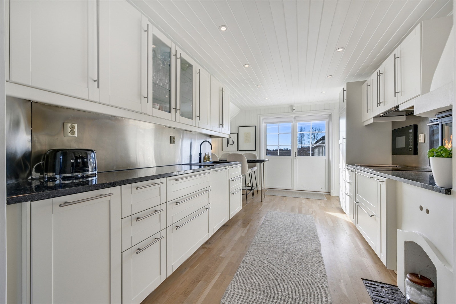 Lyst og innbydende kjøkken med rikelig skap- og benkeplass for gode oppbevaringsmuligheter. Galleribilde