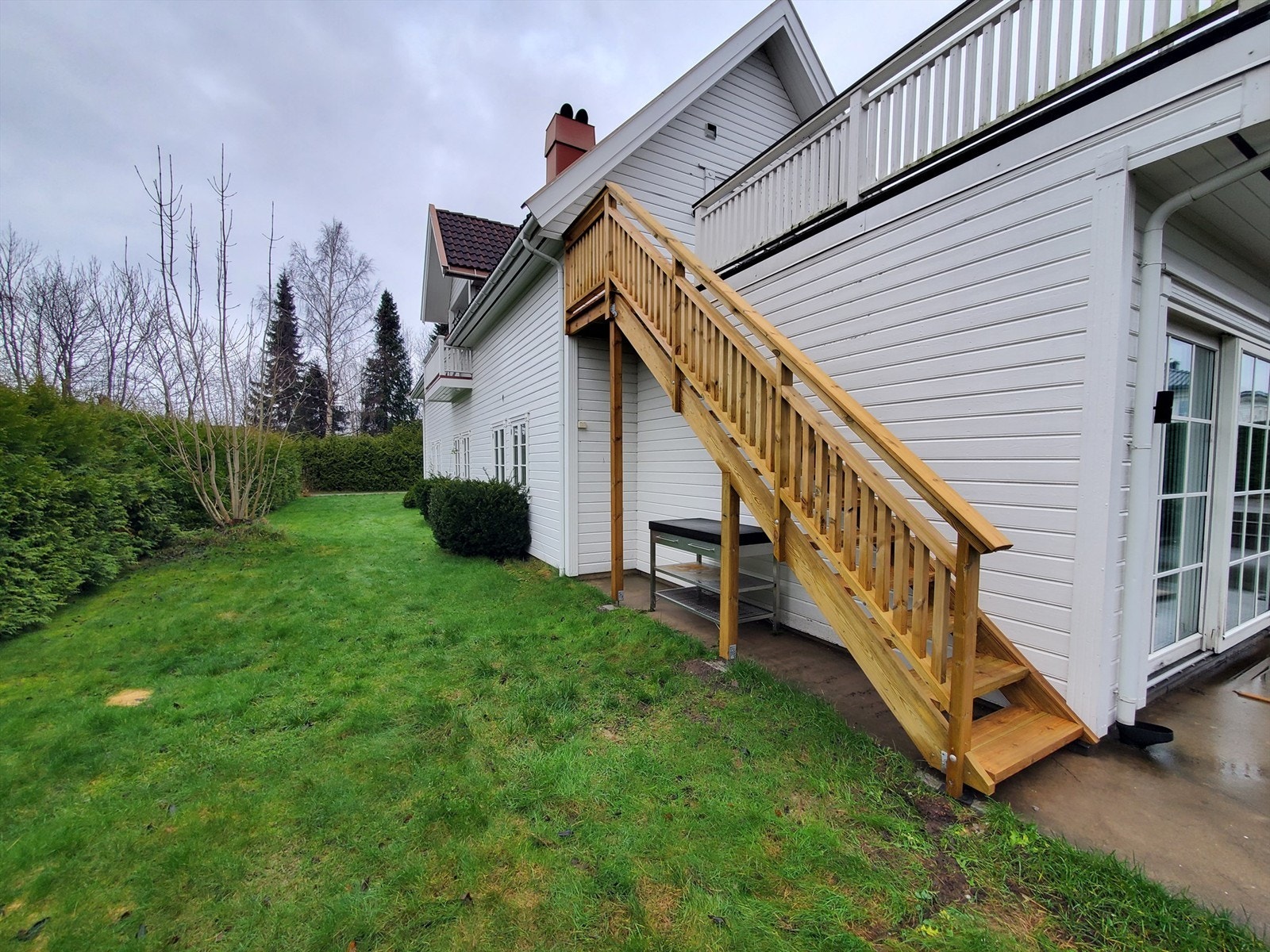 Utvendig trapp opp til terrasse i 2. etasje. Galleribilde