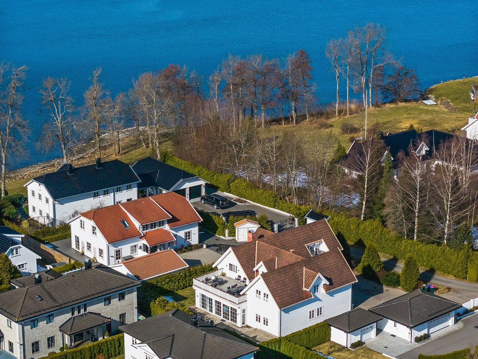 Eiendommen ligger i en blindvei og er svært rolig og solrik, noe som gir en fredelig atmosfære og mulighet for uforstyrrede stunder. Her kan man nyte solrike dager på terrassen eller i hagen, samtidig som man er godt skjermet fra trafikk og støy. Galleribilde