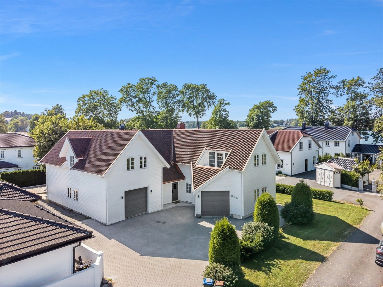 Hyggelig og innbydende inngangsparti med gode parkeringsmuligheter i egen gårdsplass. Galleribilde