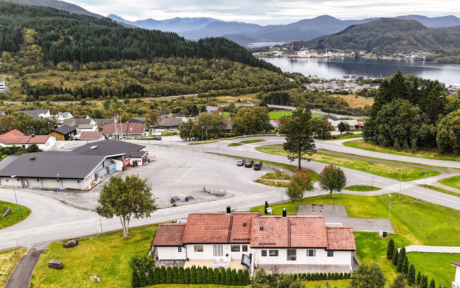 En innholdsrik tomannsbolig med en svært kjekk beliggenhet! Galleribilde