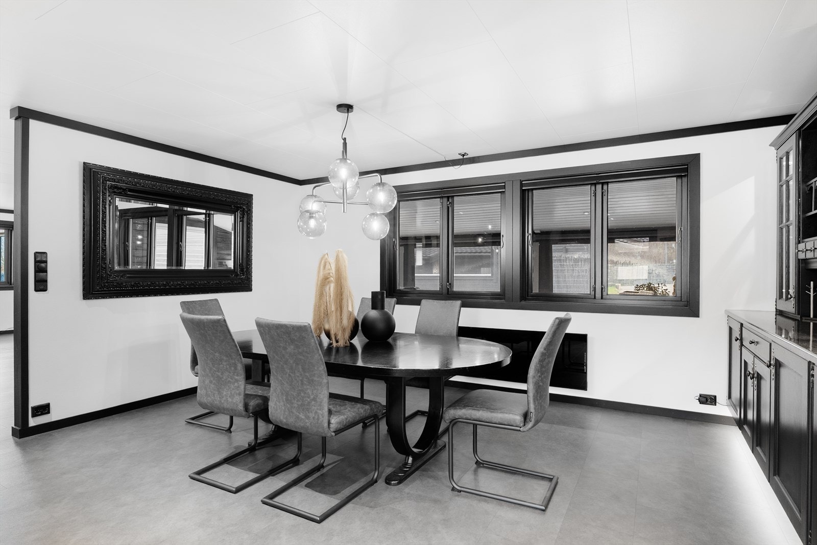 Kjøkkenets størrelse gir god plass til stort spisebord Galleribilde