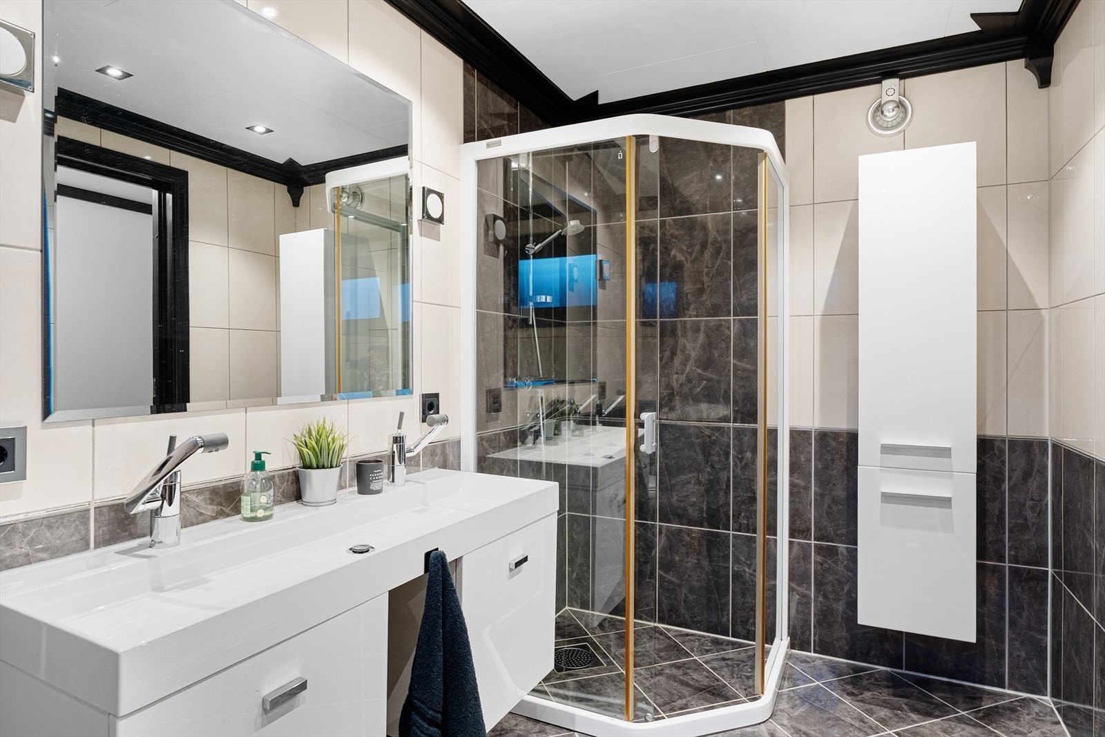 Badet i kjelleren har fliser på gulv og vegger, og er utstyrt med elektriske varmekabler i gulvet (ikke omsøkt/godkjent) Galleribilde