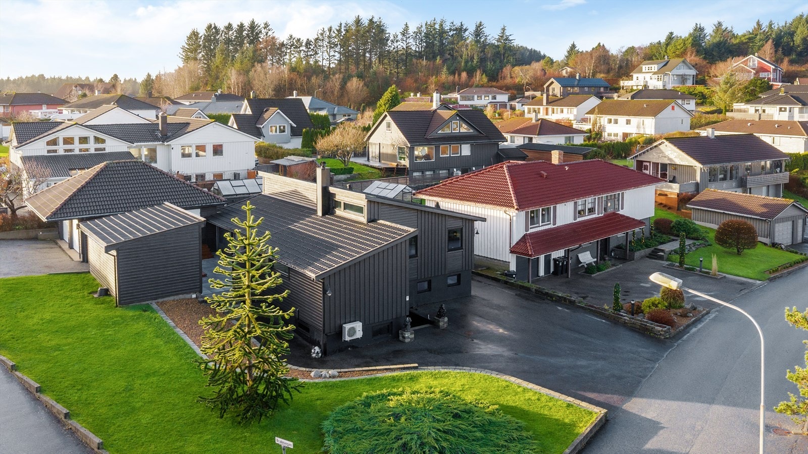 Brakevegen 1 er en velholdt og flott enebolig med dobbel garasje, koselig hagestue og nydelig opparbeidede uteområder Galleribilde