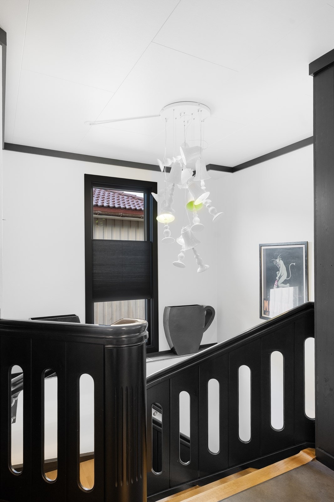 Den innvendige trappen er i tre med vanger og rekkverk i malt utførelse og eiketrinn Galleribilde