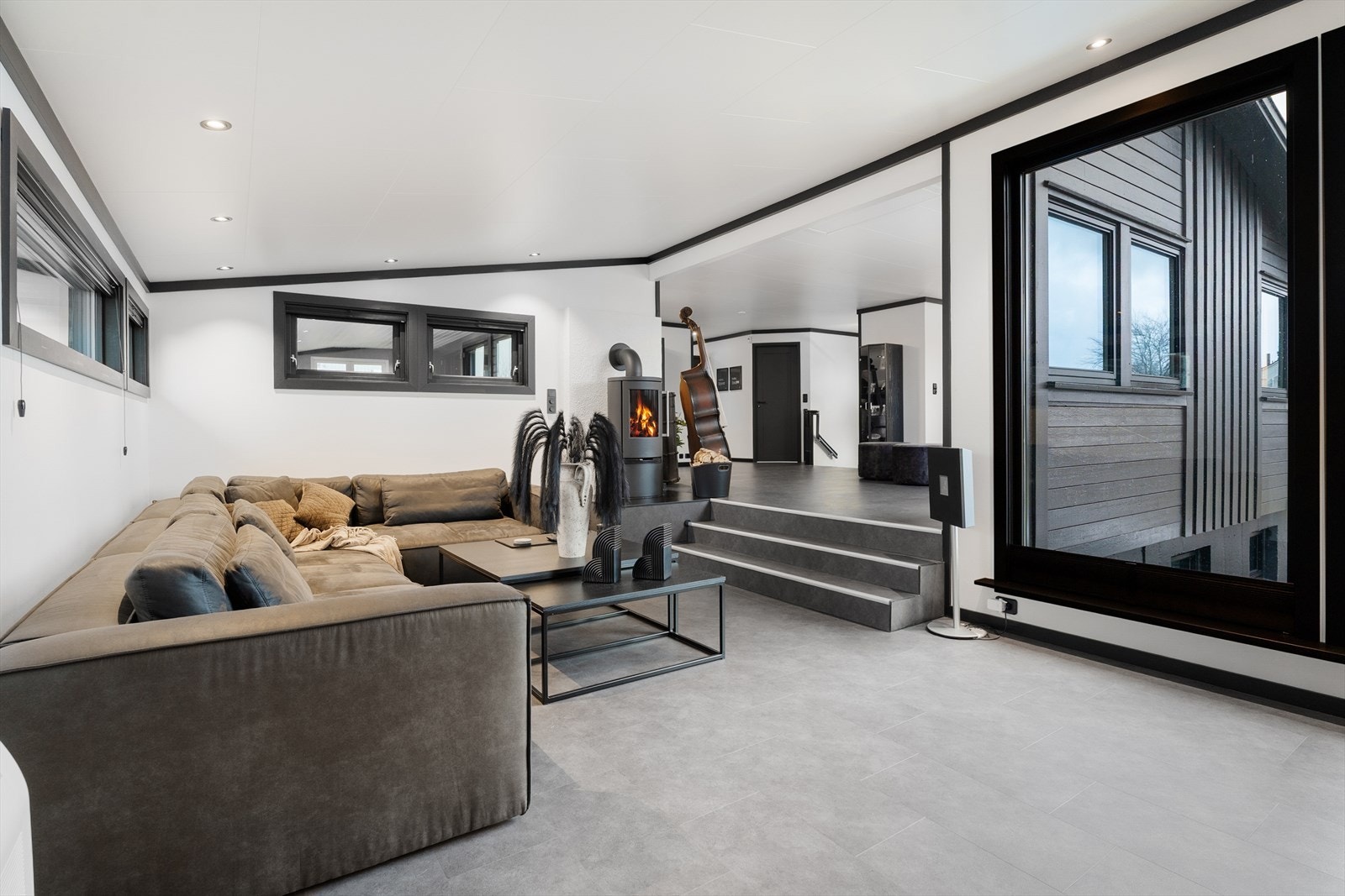 Innvendig har boligen en kombinasjon av vinylfliser og parkett på gulvene samt tapet og malt strie på veggene Galleribilde