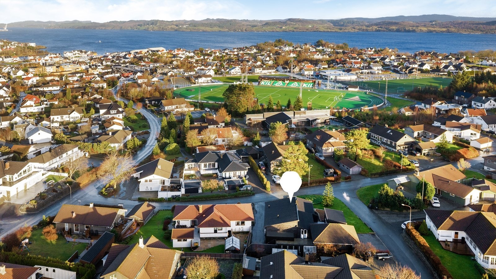 Herfra er det kort vei til både barnehager, skole, idrettsanlegg, fine turområder og et variert servicetilbud Galleribilde