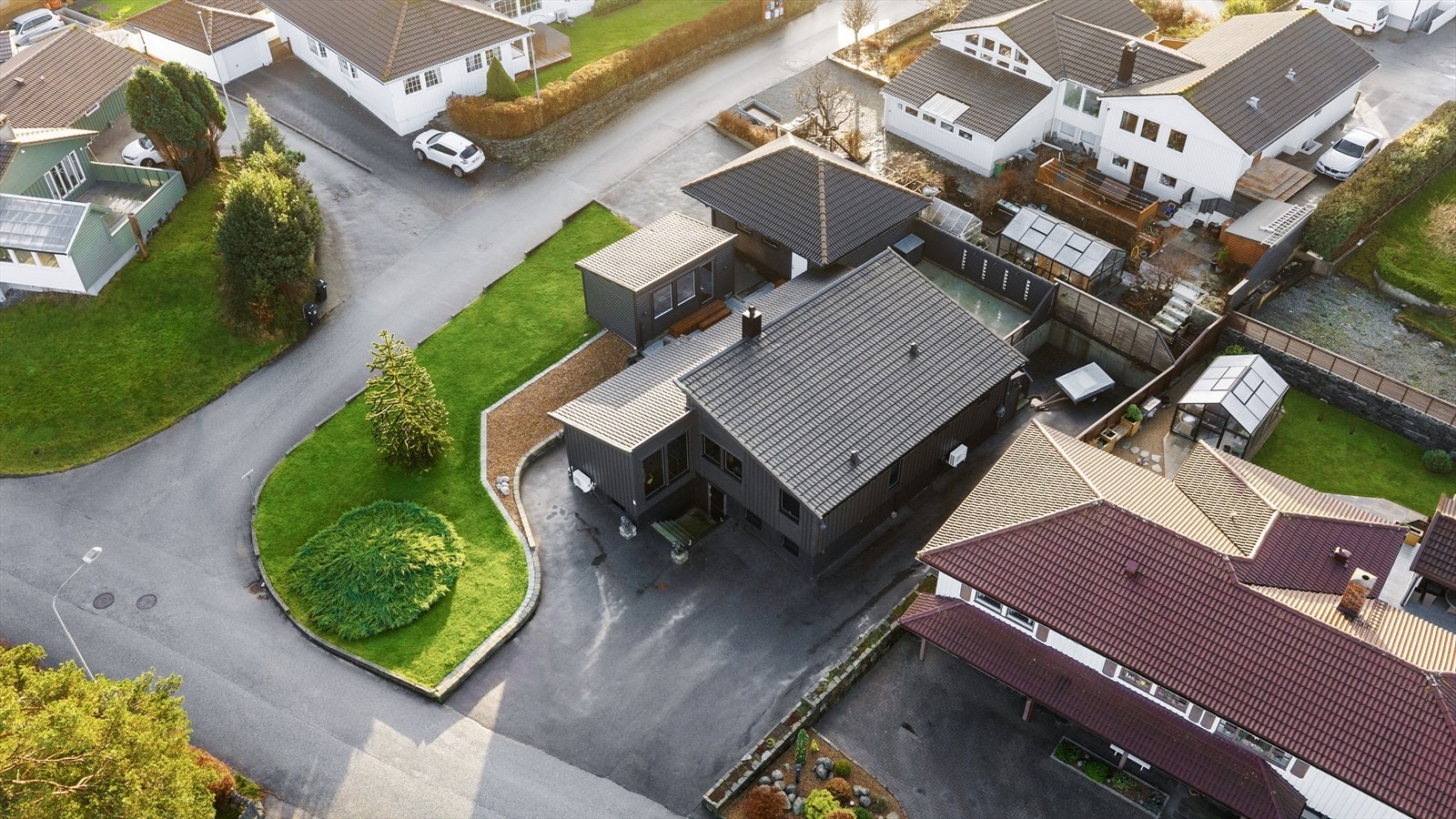 Tomten er pent opparbeidet med asfaltert gårdsrom samt en hyggelig hage med plen og diverse beplantning, blant annet et karakteristisk tre av typen Apeskrekk Galleribilde