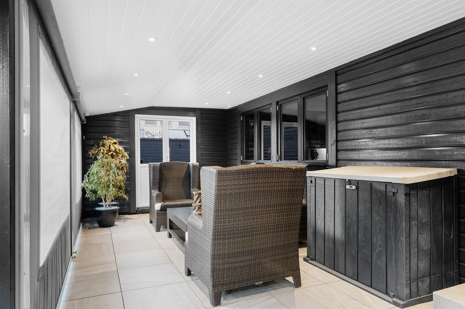 Fra stuen er det utgang til delvis overbygget terrasse Galleribilde