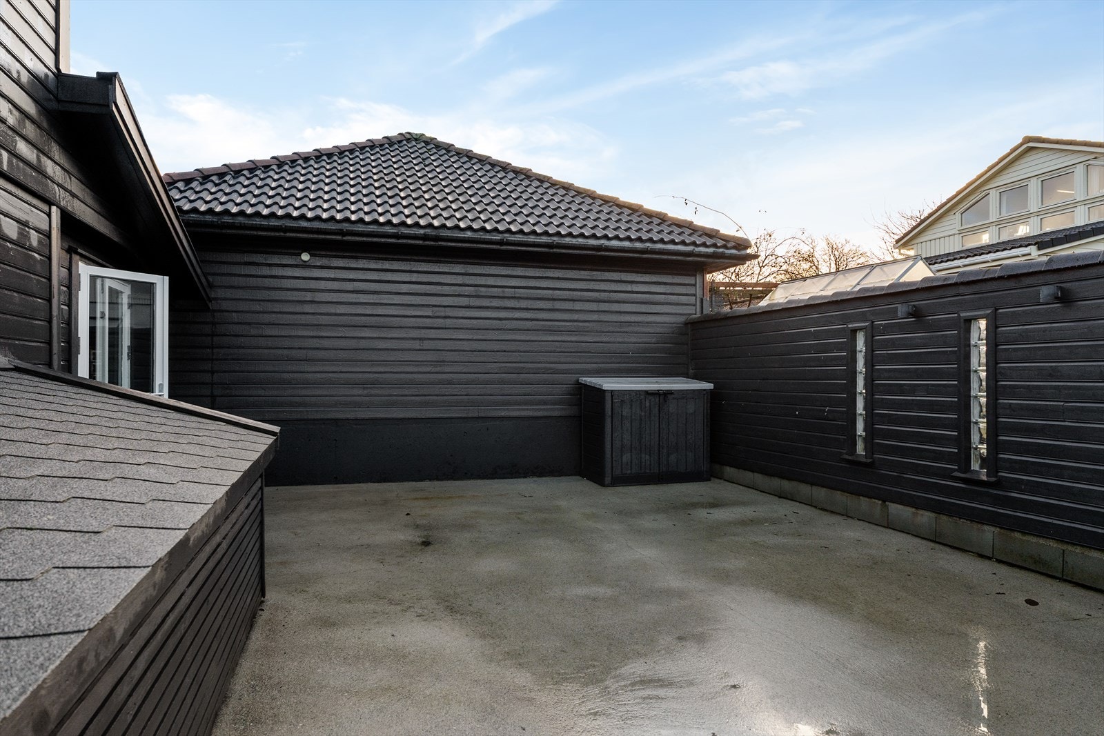 Stort og usjenert terrasseområde mot sørvest med god plass til ønsket utemøblement (ikke omsøkt/godkjent) Galleribilde