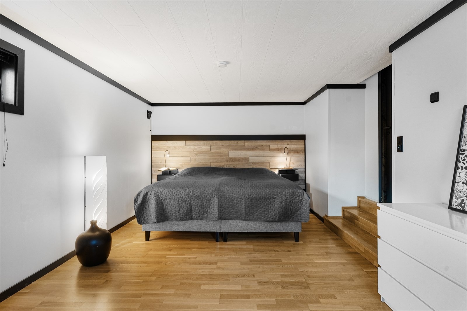 Boligen har totalt to soverom i kjelleretasjen (ikke omsøkt/godkjent) Galleribilde