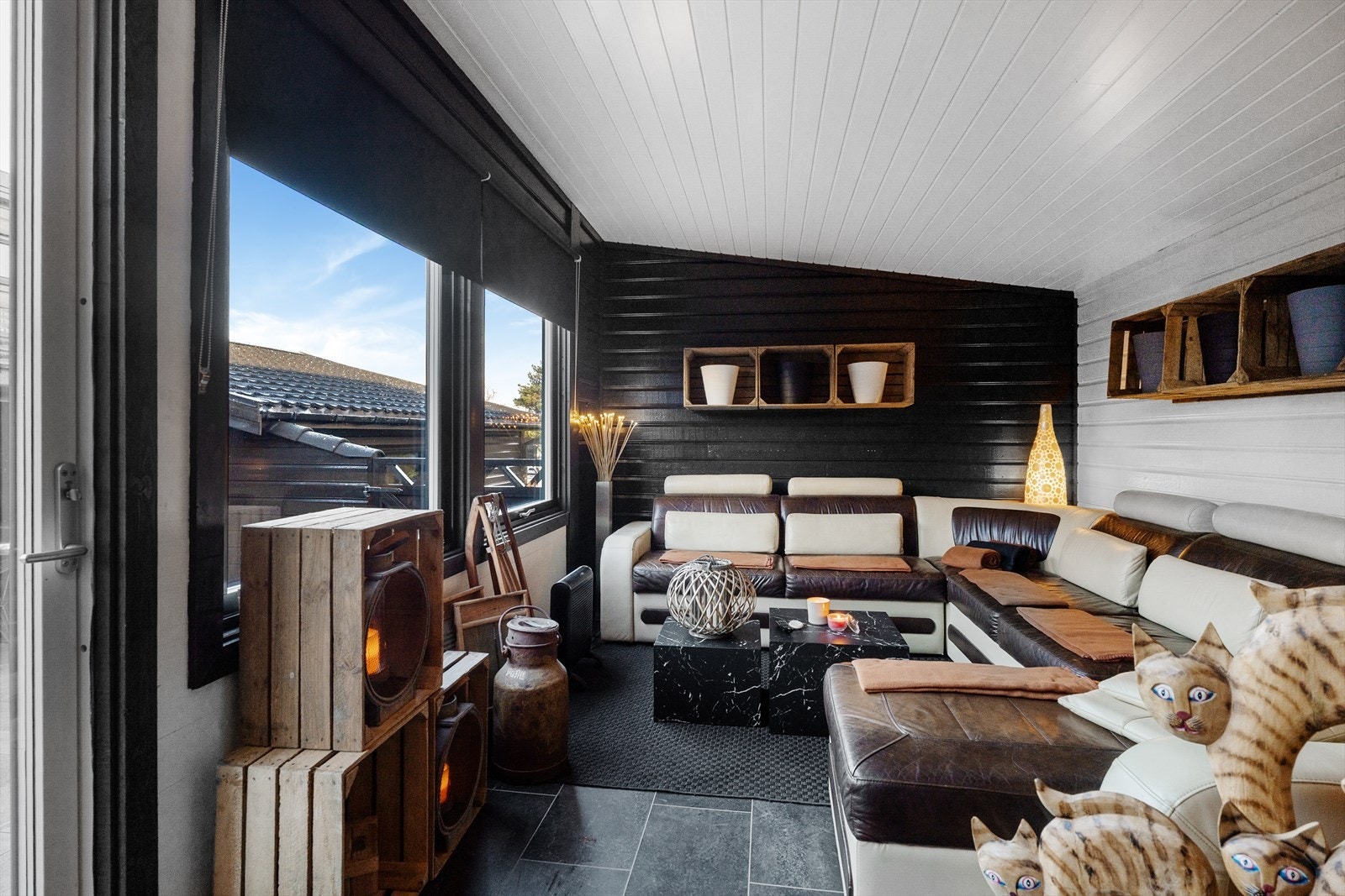 Den koselige hagestuen har laminatgulv og vegger som er kledd med liggende trepanel Galleribilde