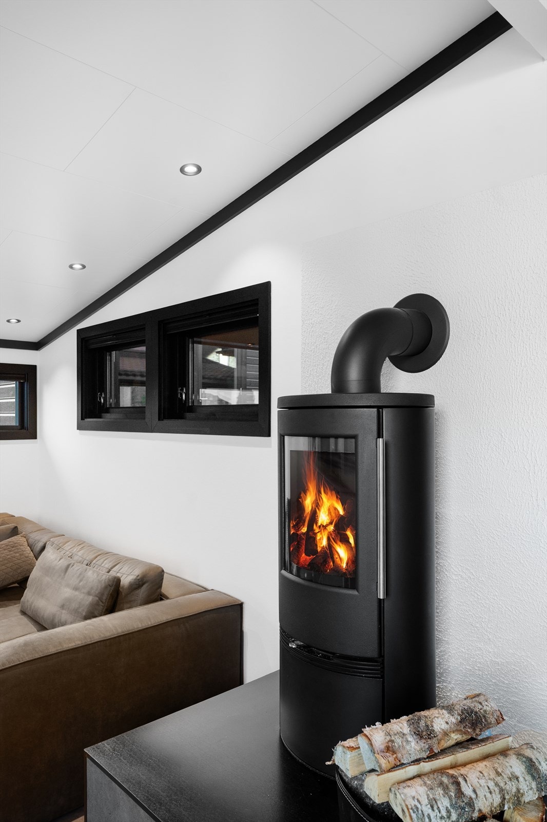 I stuen er det montert en moderne vedovn i 2021 som gir deilig varme til boligen på årets kaldeste dager - det er også installert varmepumpe i stuen (2021) og i gangen i kjelleren (2023) som gir en energieffektiv og økonomisk oppvarming Galleribilde