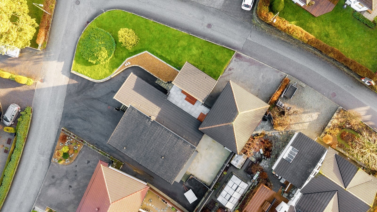 Eiendommen har en pent opparbeidet tomt med et areal på 854 kvm Galleribilde